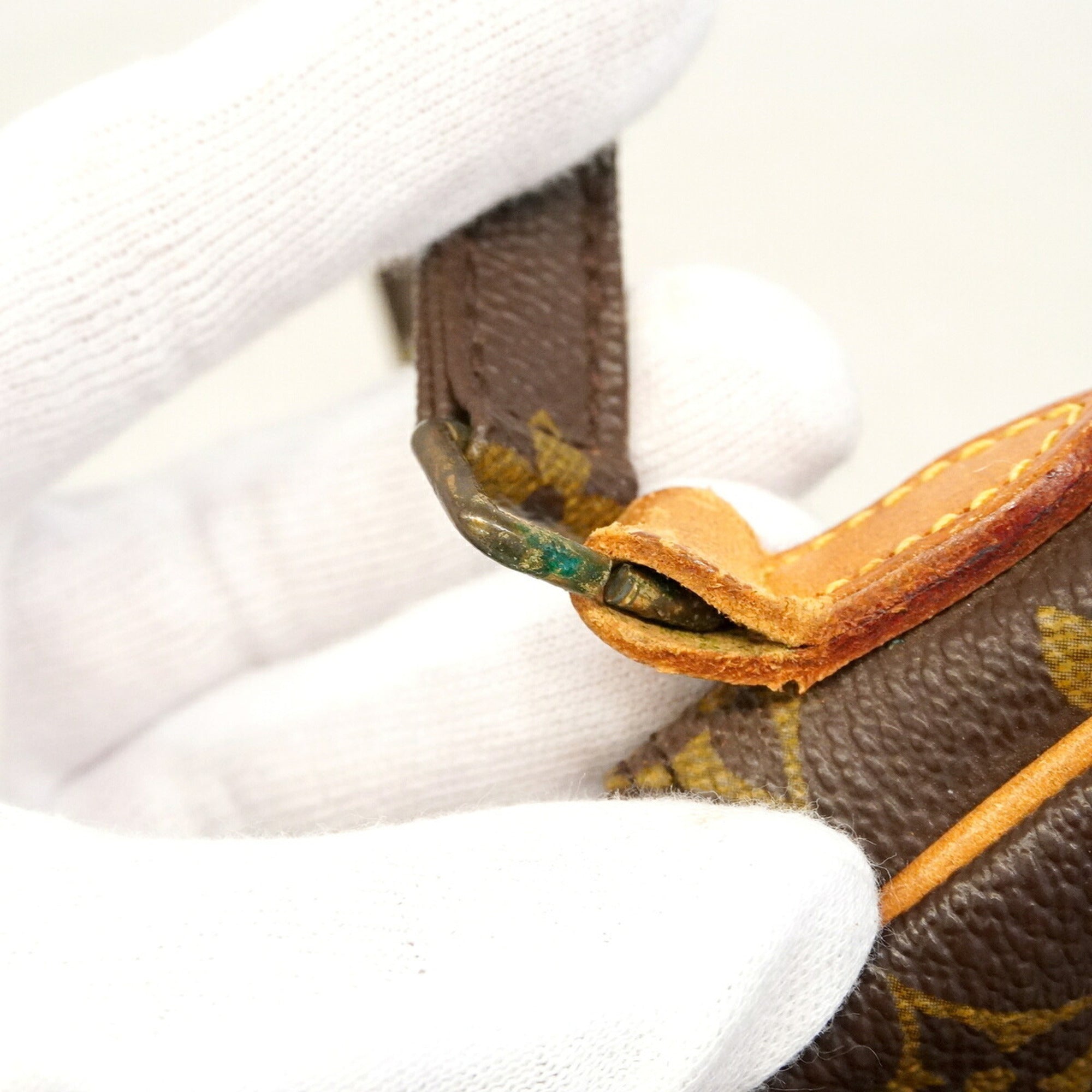 Louis Vuitton Brown Shoulder Bag (Pre-Owned)