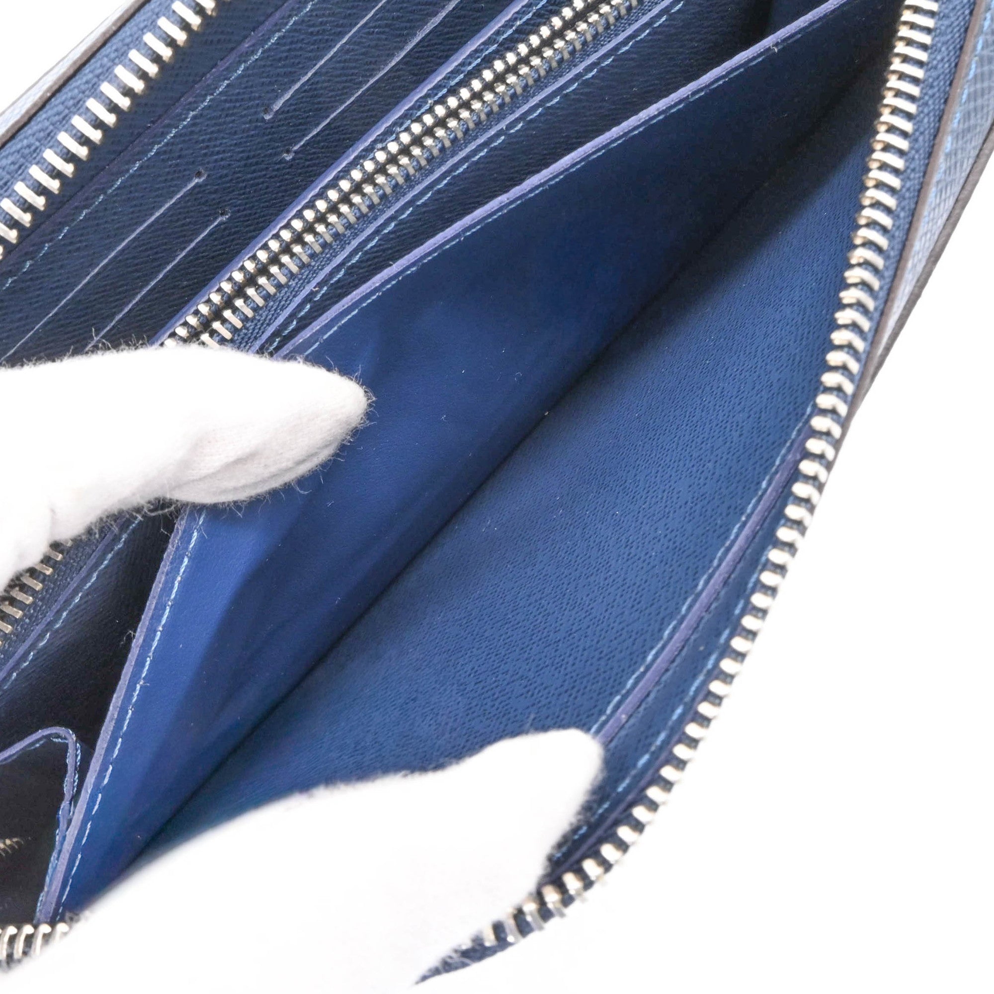 Louis Vuitton Taiga Navy Blue Taiga Leather Long Wallet (Bi-Fold) (Pre-Owned)