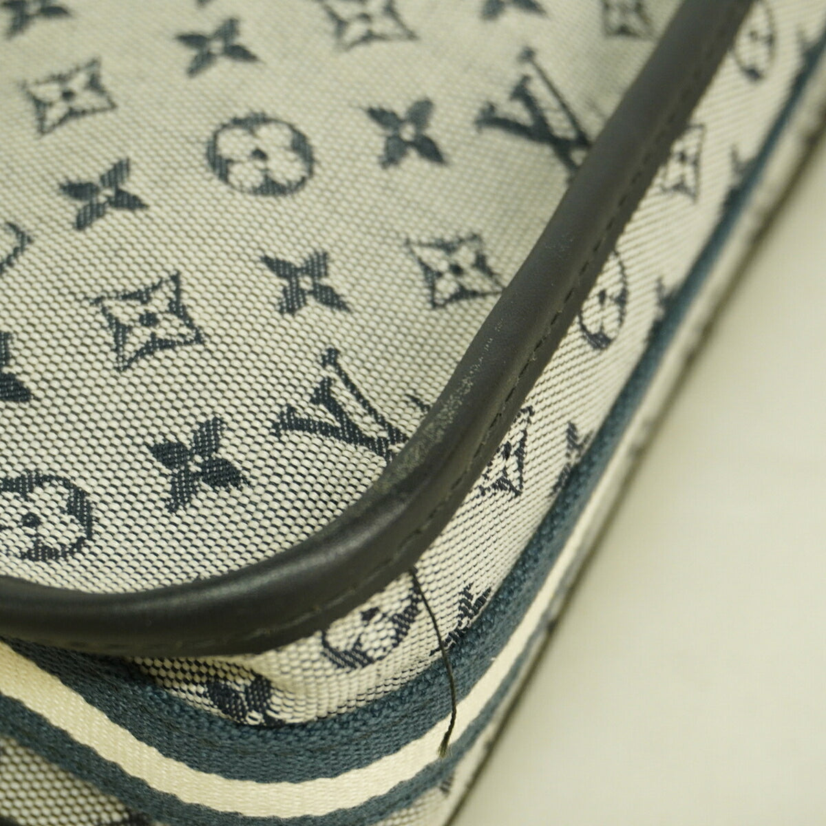 Louis Vuitton Blue Shoulder Bag (Pre-Owned)
