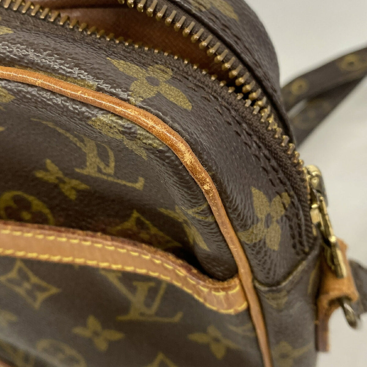 Louis Vuitton Brown Shoulder Bag (Pre-Owned)