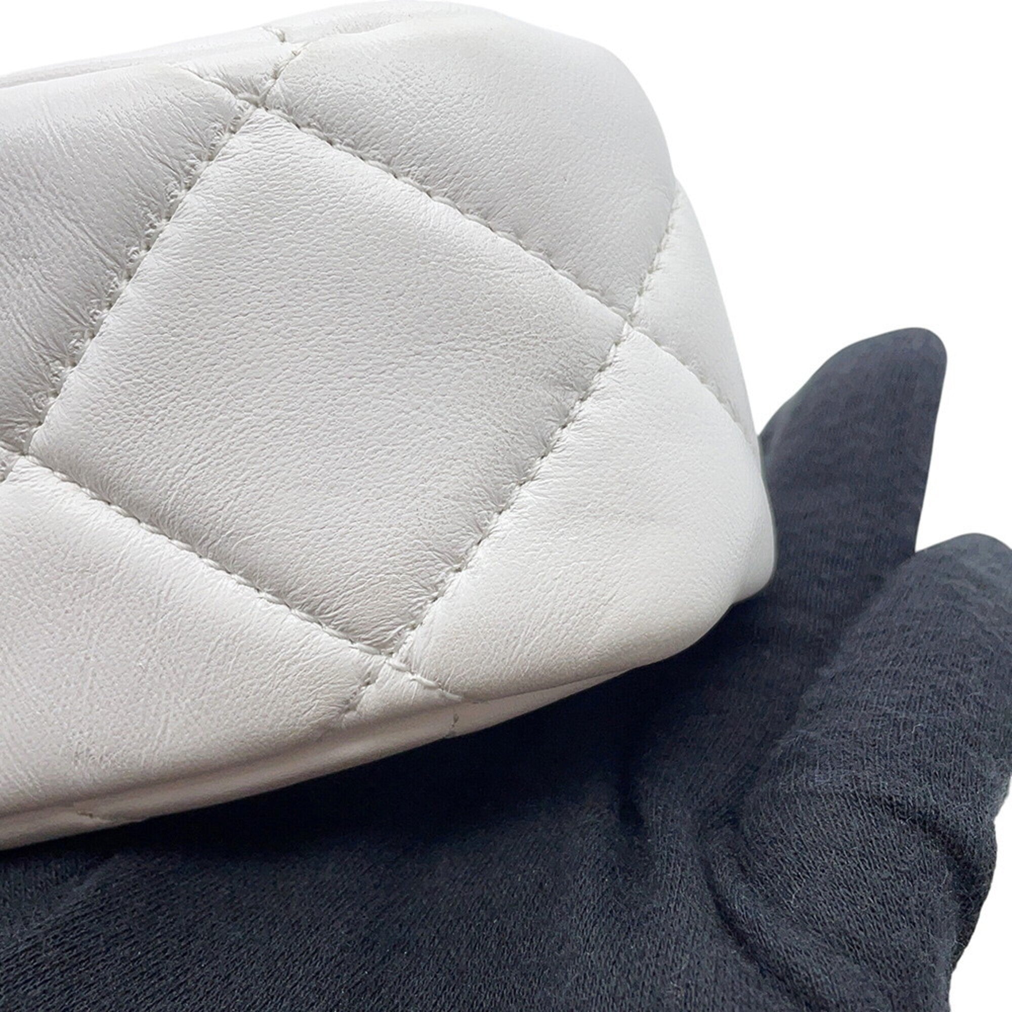 Chanel White Handbag Shoulder Bag (Pre-Owned)