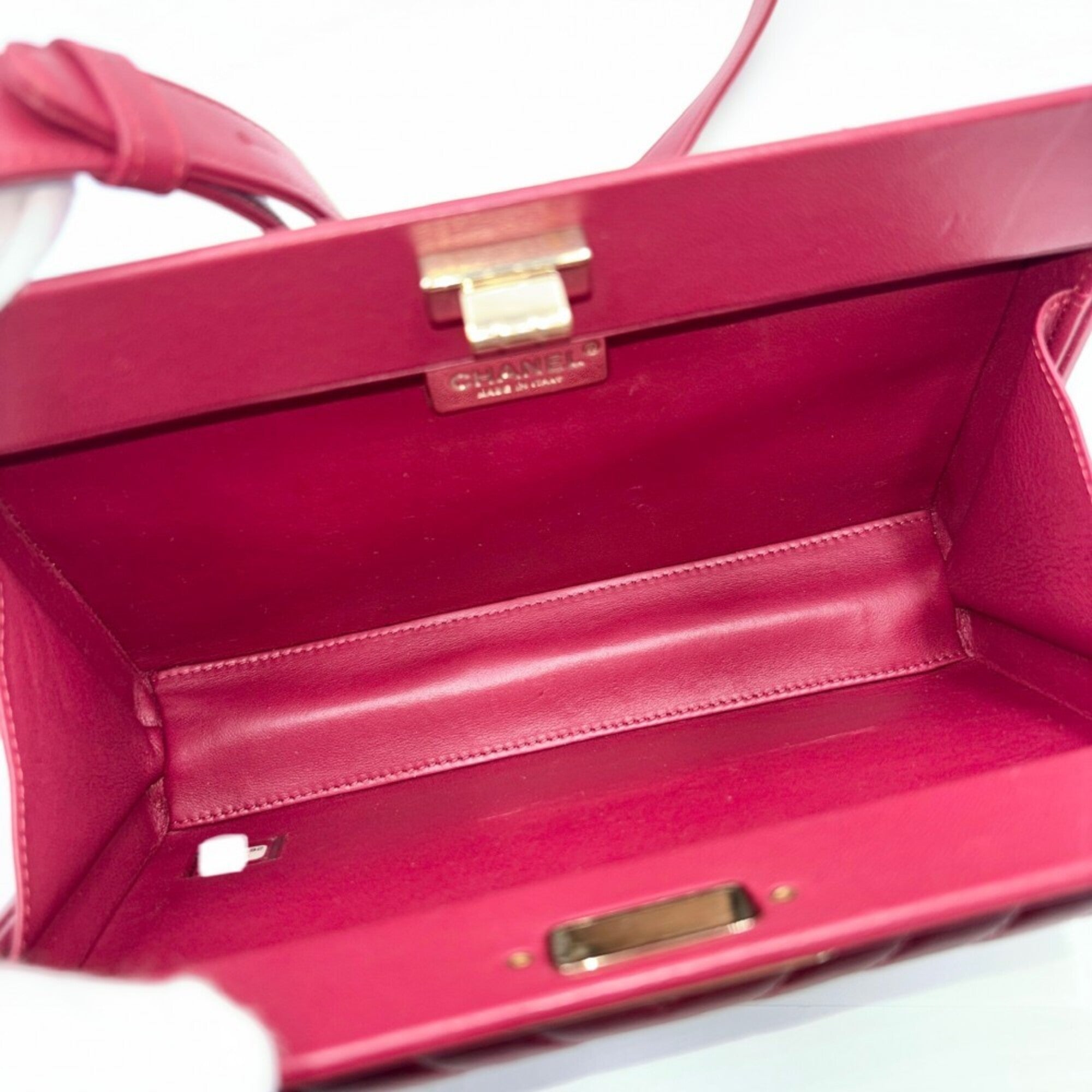 Chanel Red Color Leather Shoulder Bag (Pre-Owned)