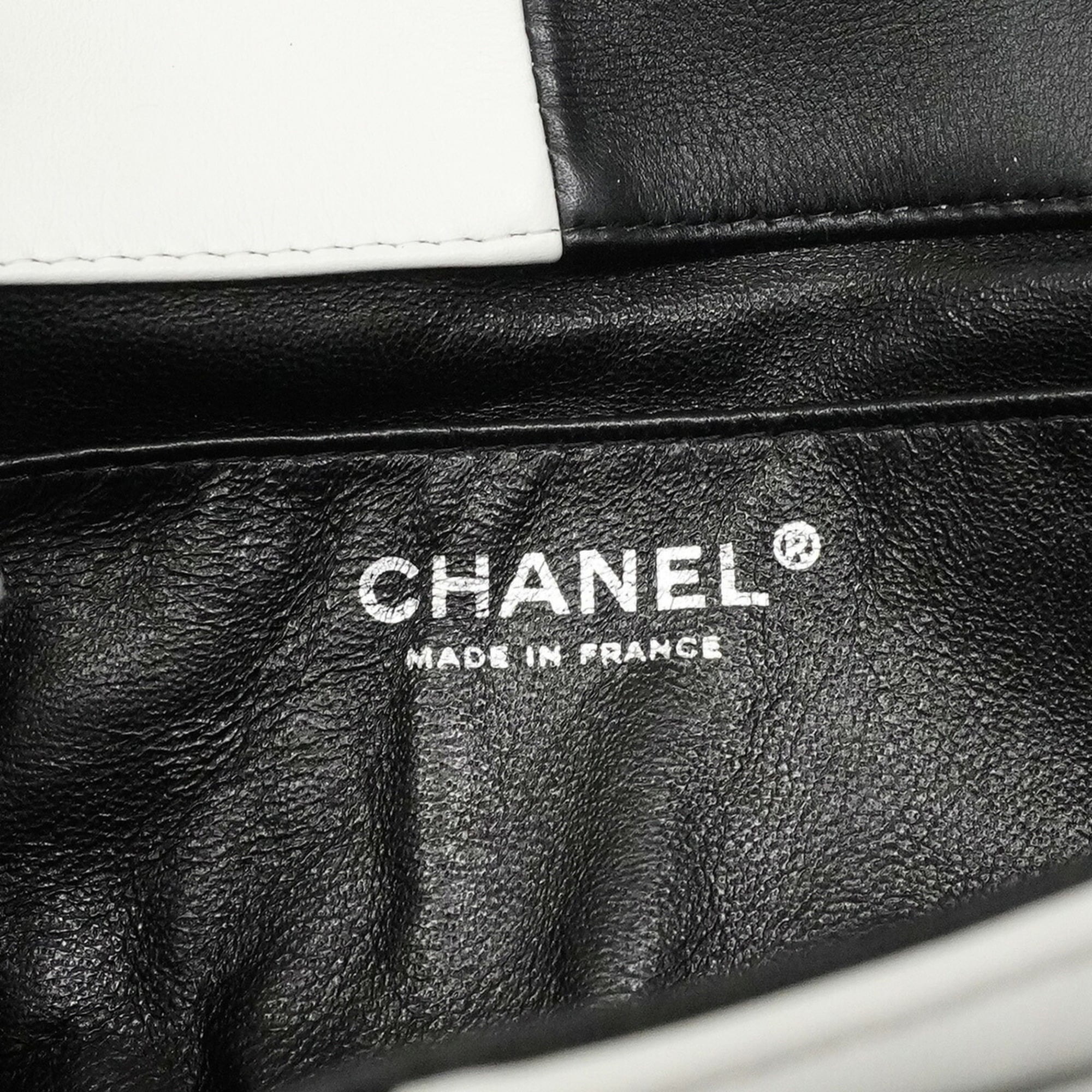 Chanel Black White Leather Shoulder Bag (Pre-Owned)