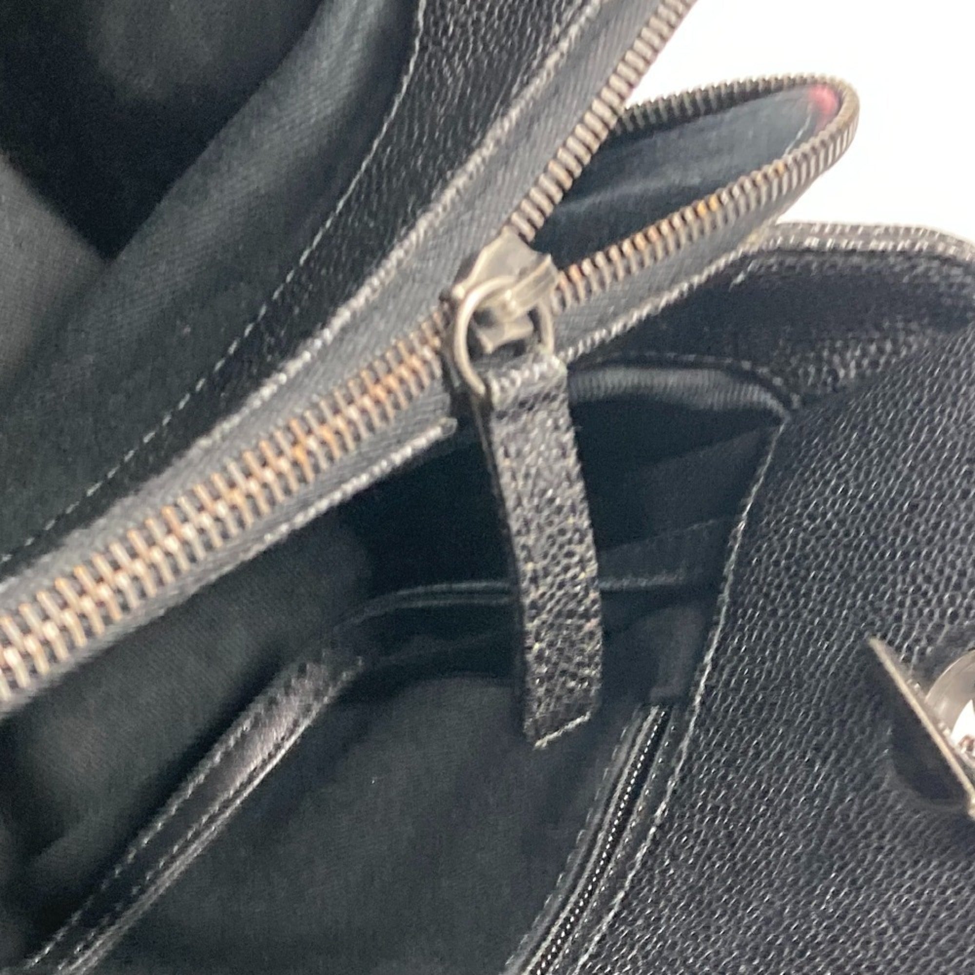 Chanel Black Leather Shoulder Bag (Pre-Owned)