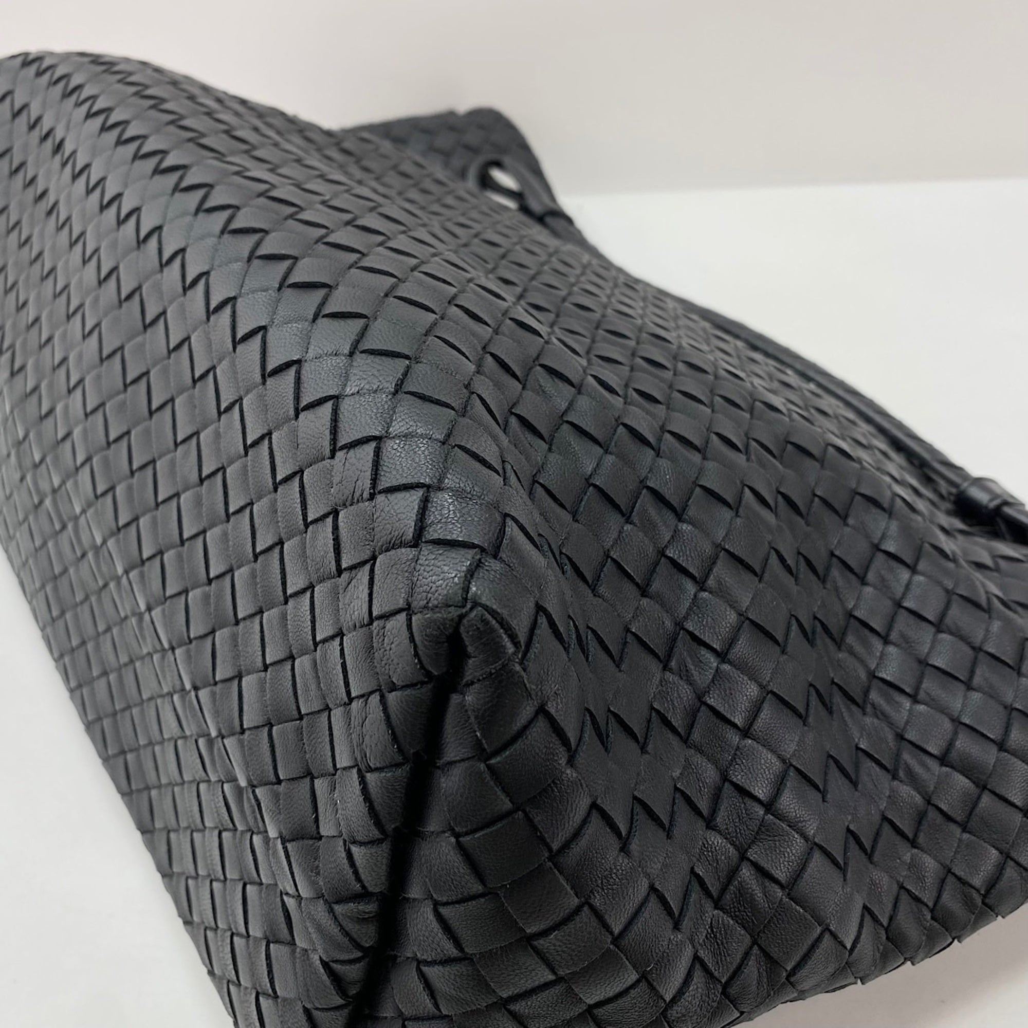 Bottega Veneta Intrecciato Black Intrecciato Handbag (Pre-Owned)