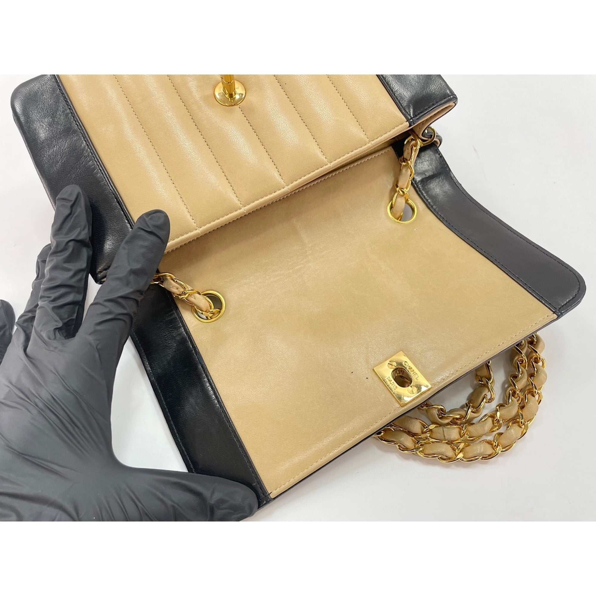 Chanel Beige Shoulder Bag (Pre-Owned)