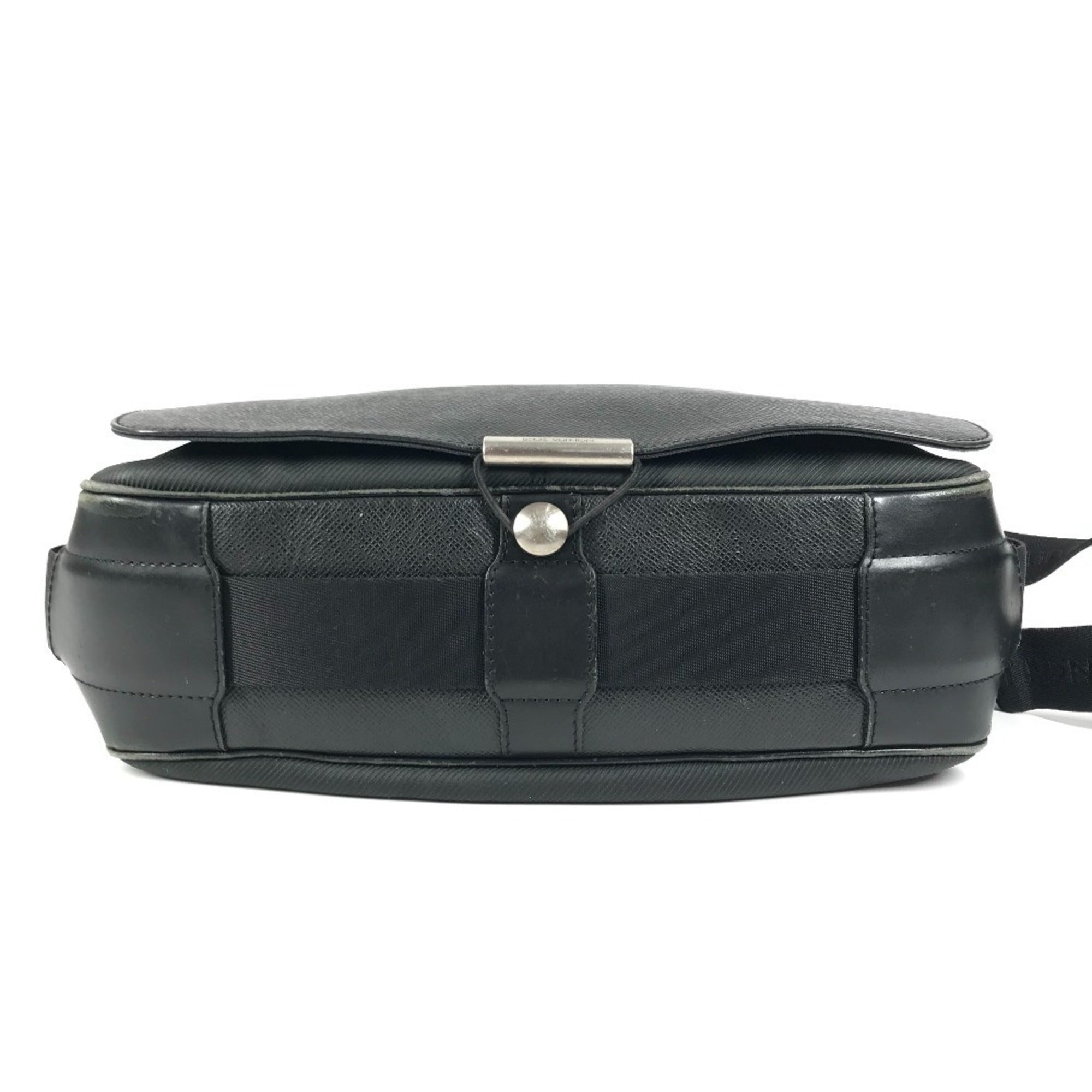 Louis Vuitton Black Noir Taiga Leather Nylon Canvas Leather Messenger Bag Shoulder Bag (Pre-Owned)