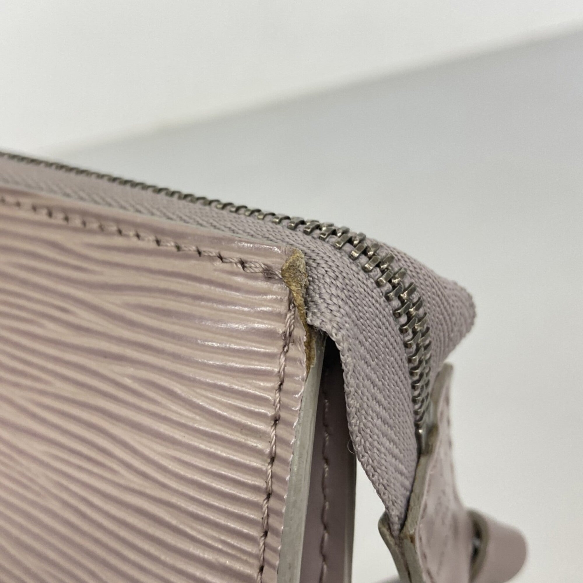 Louis Vuitton Lilac Pouch (Pre-Owned)