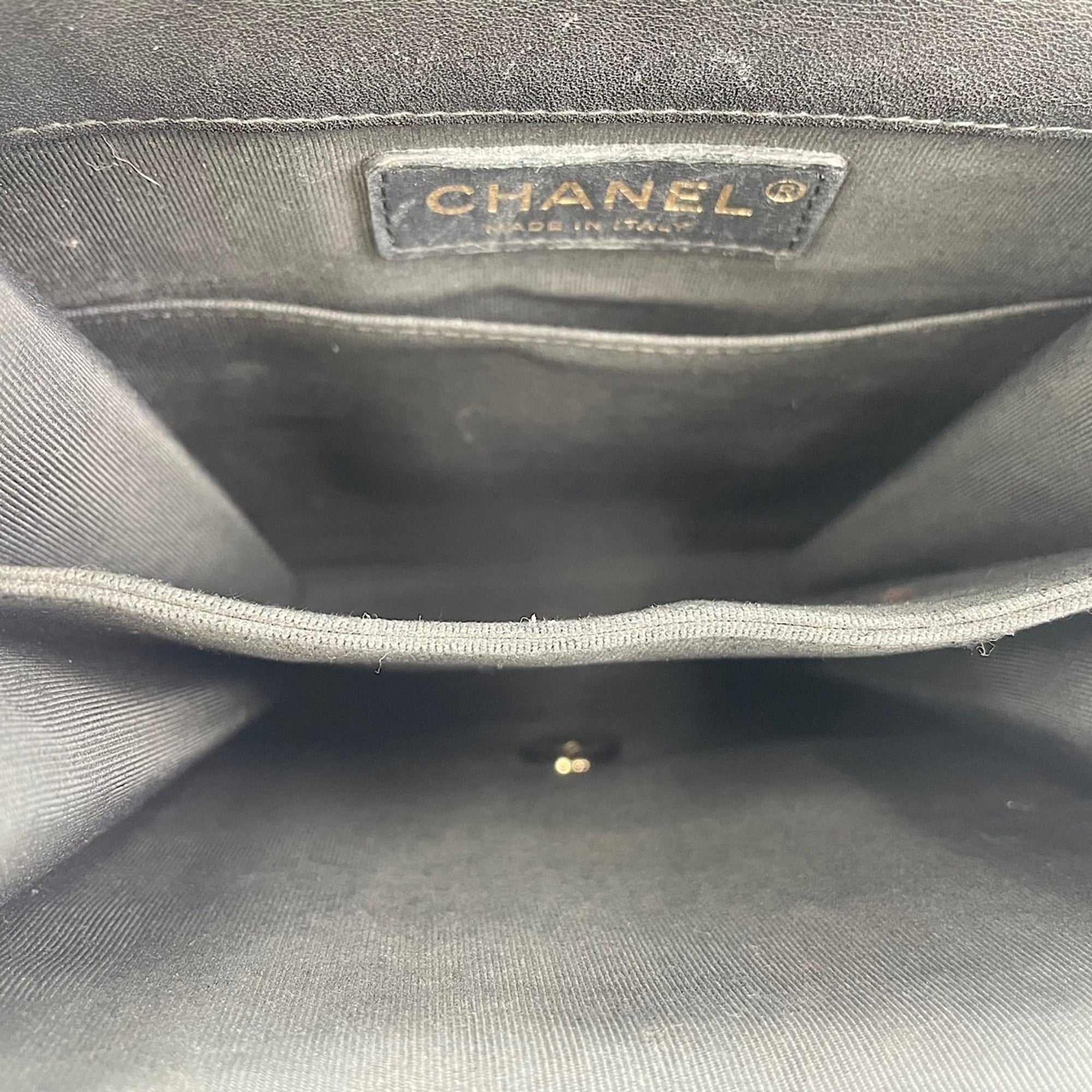 Chanel Boy Chanel Black Leather Shoulder Bag (Pre-Owned)