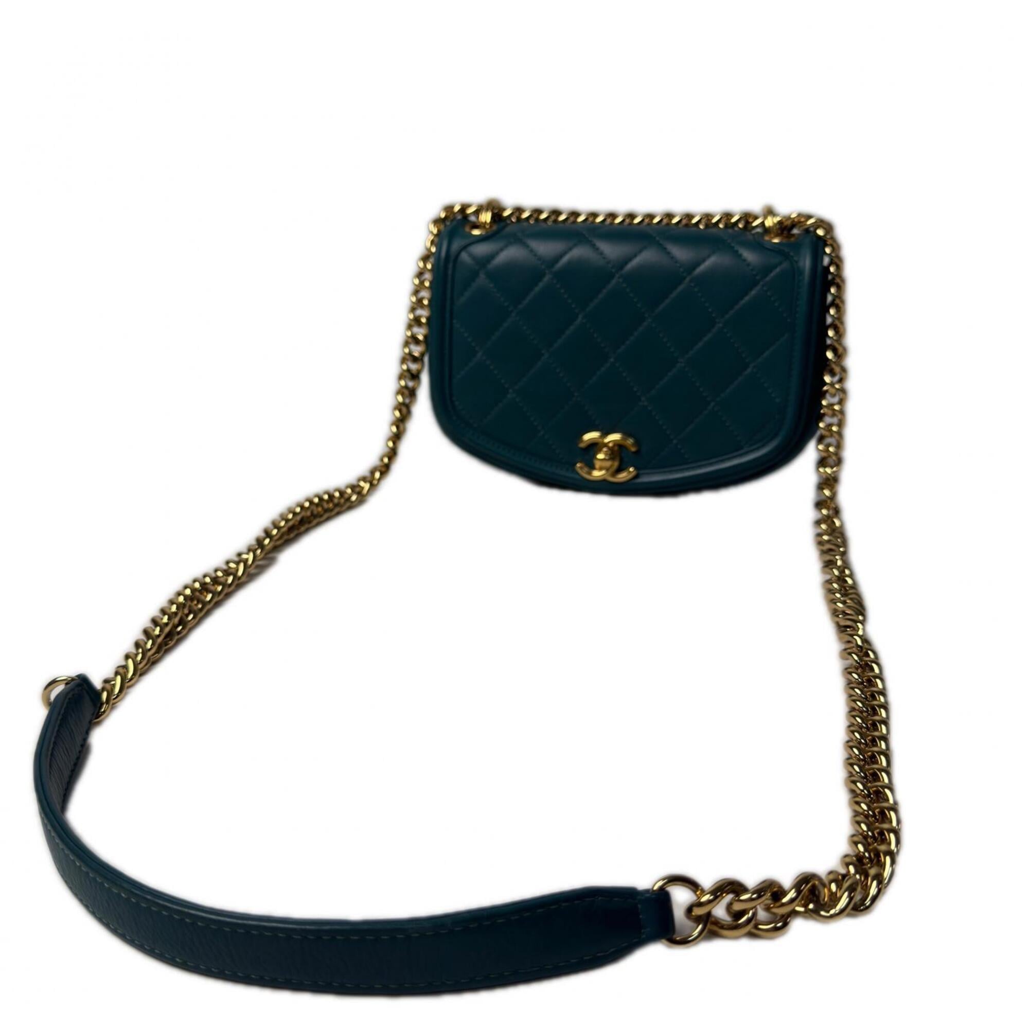 Chanel Green Leather Shoulder Bag (Pre-Owned)