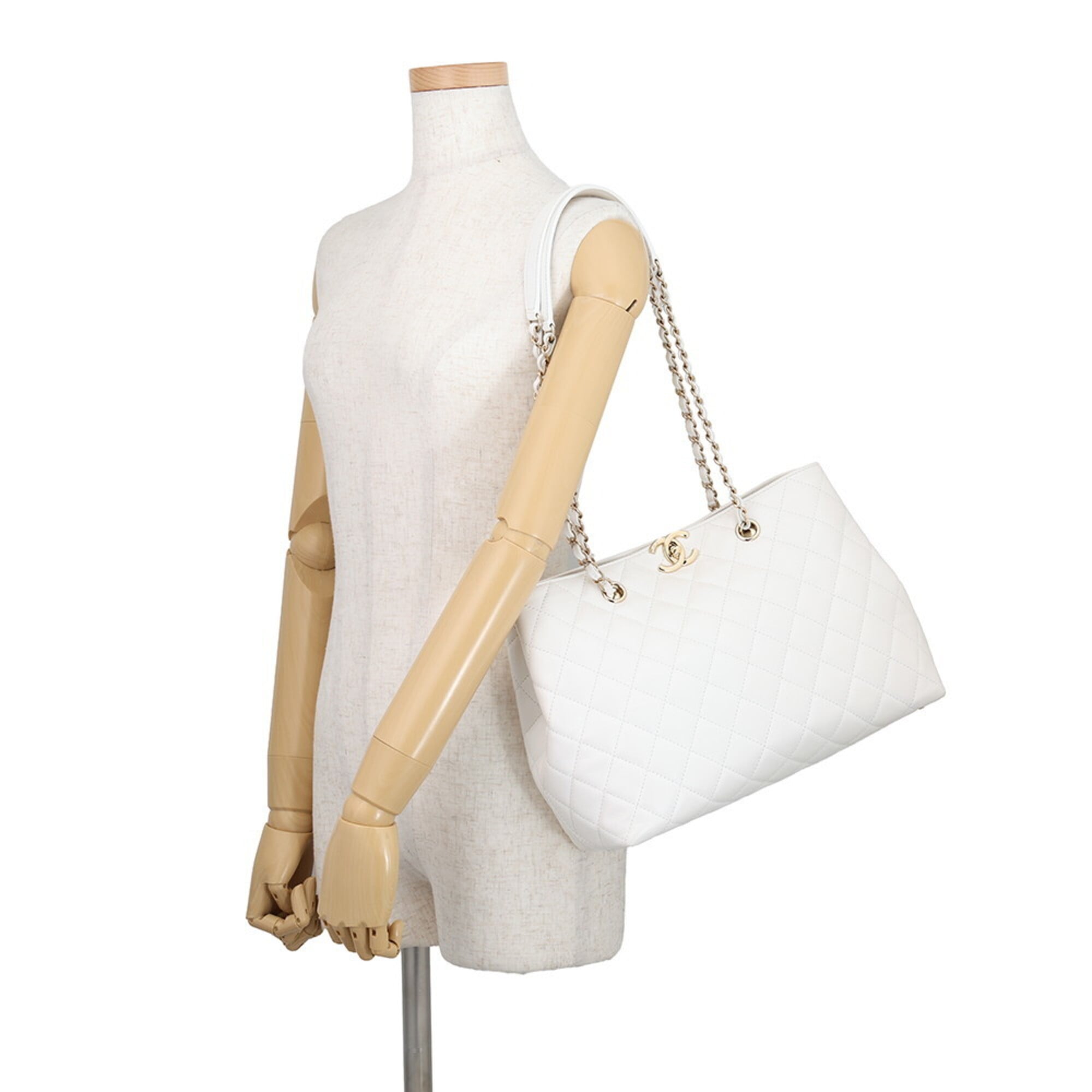 Chanel Matelasse White Grained Calfskin Handbag (Pre-Owned)