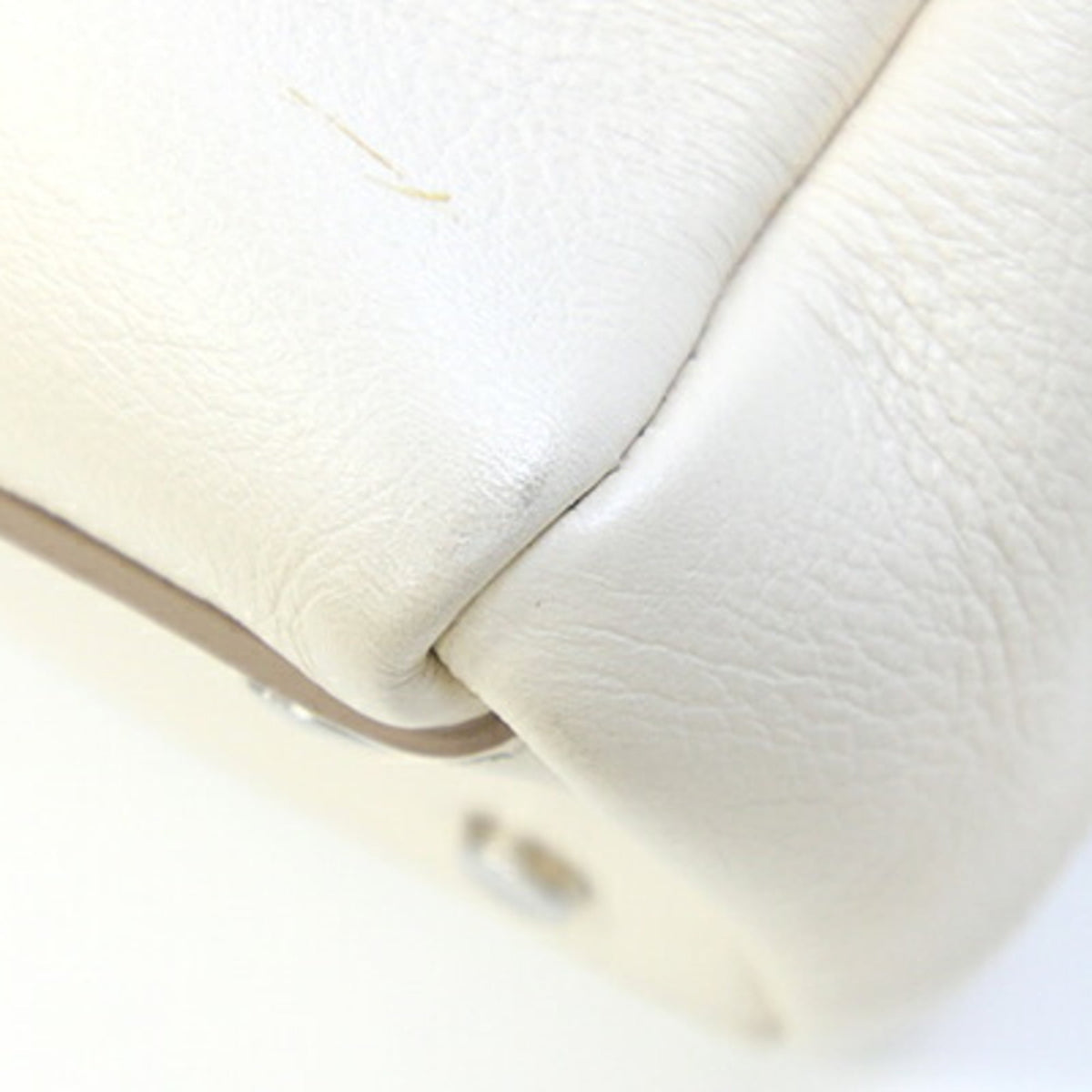 Tod's Ivory Leather Handbag (Pre-Owned)