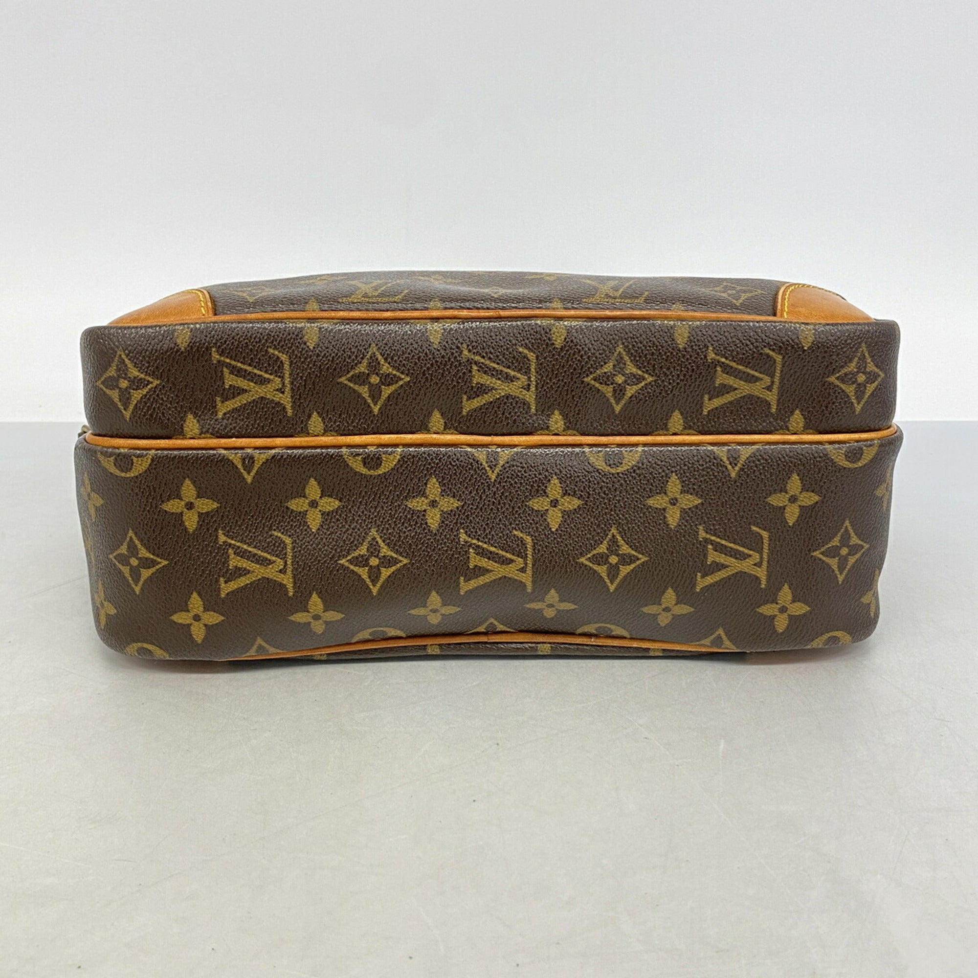 Louis Vuitton Brown Shoulder Bag (Pre-Owned)