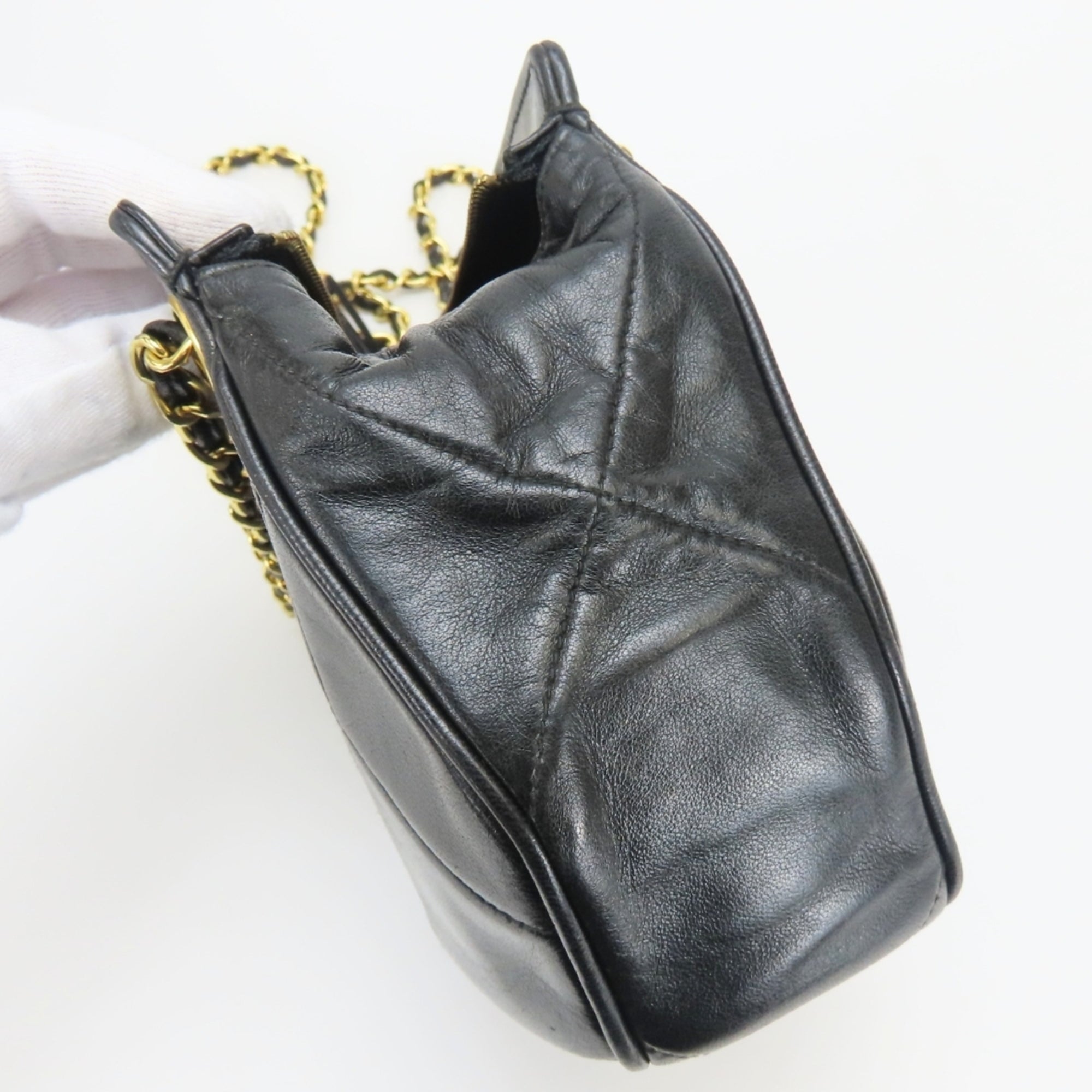 Chanel Black Leather Shoulder Bag (Pre-Owned)