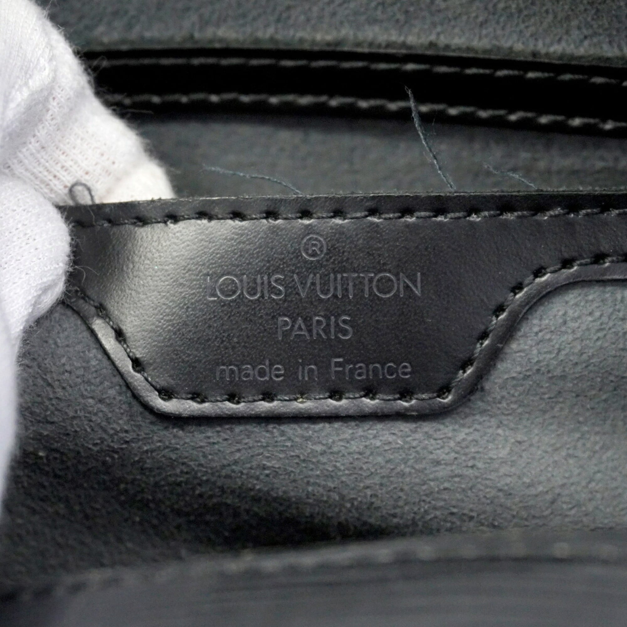 Louis Vuitton Noir Handbag (Pre-Owned)