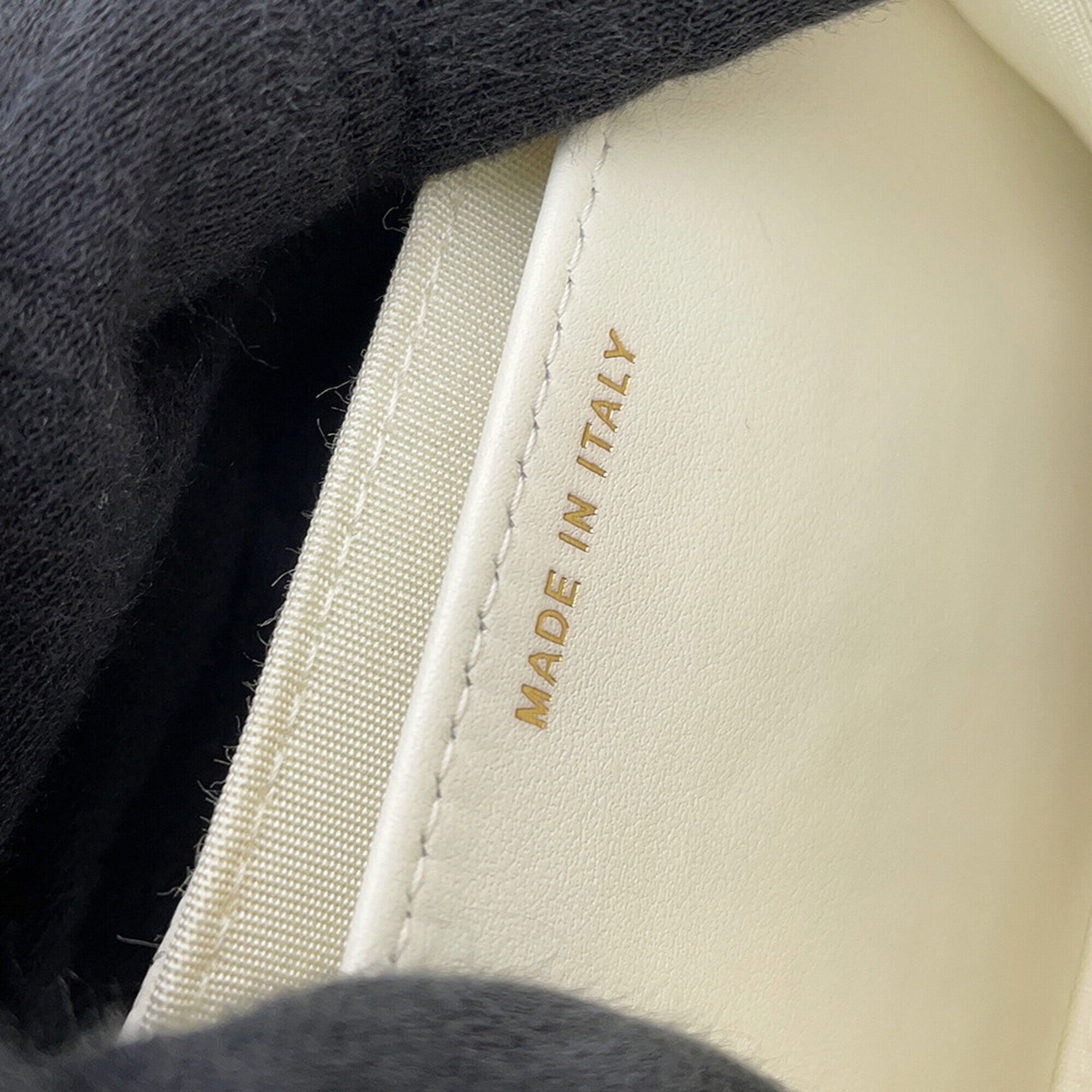 Chanel Matelasse White Grained Calfskin Chain/Shoulder Wallet (Pre-Owned)