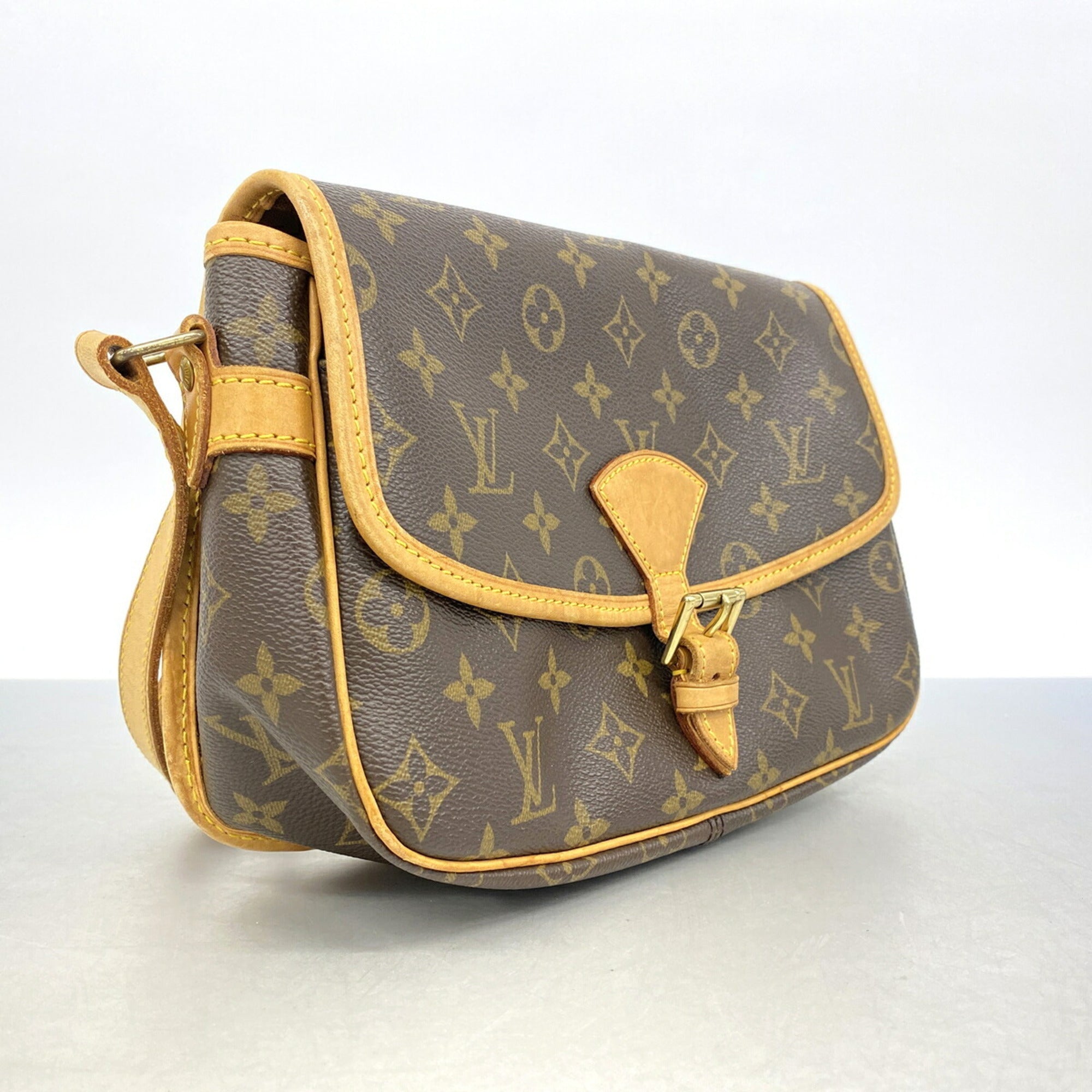 Louis Vuitton Brown Shoulder Bag (Pre-Owned)