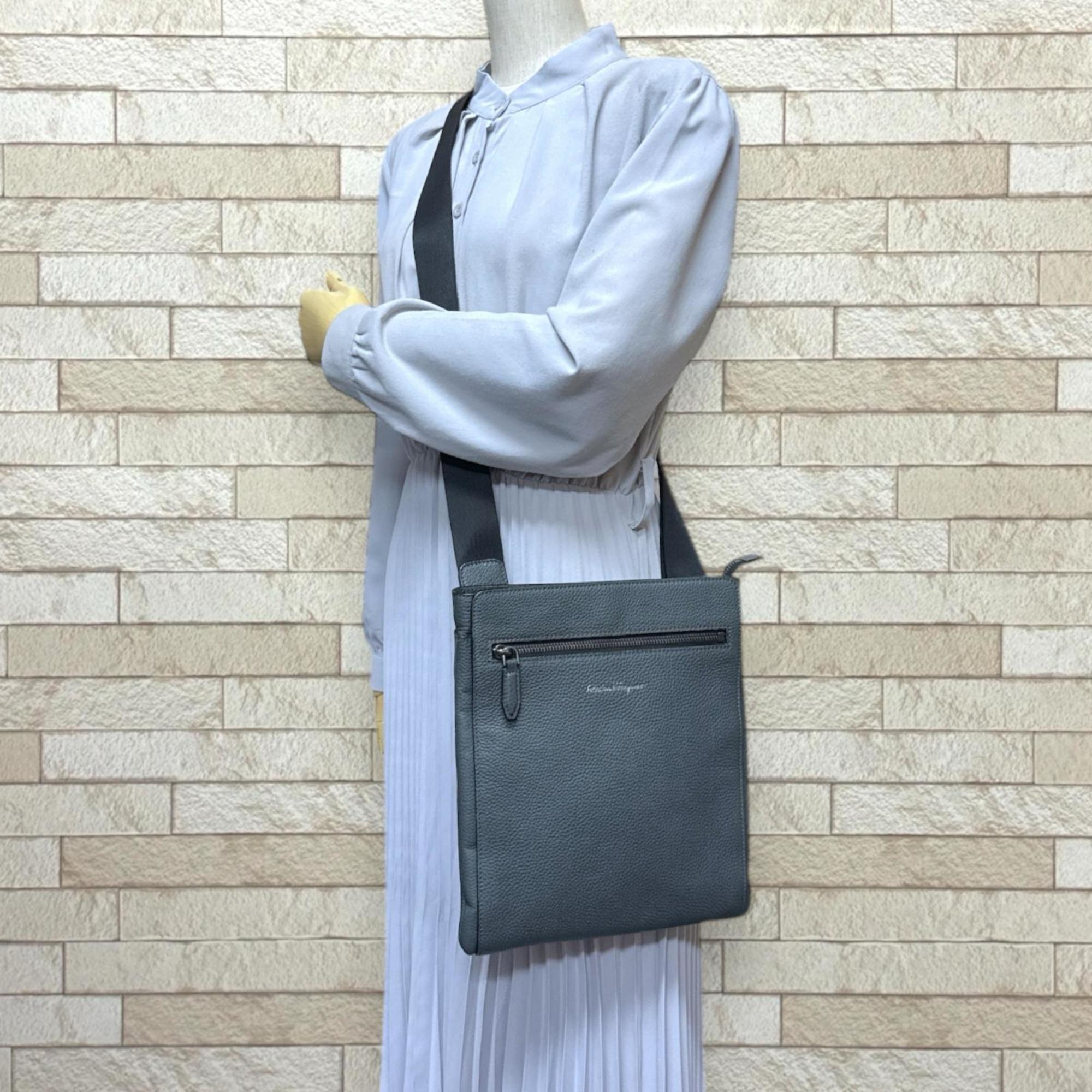 Salvatore Ferragamo Gray Leather Shoulder Bag (Pre-Owned)