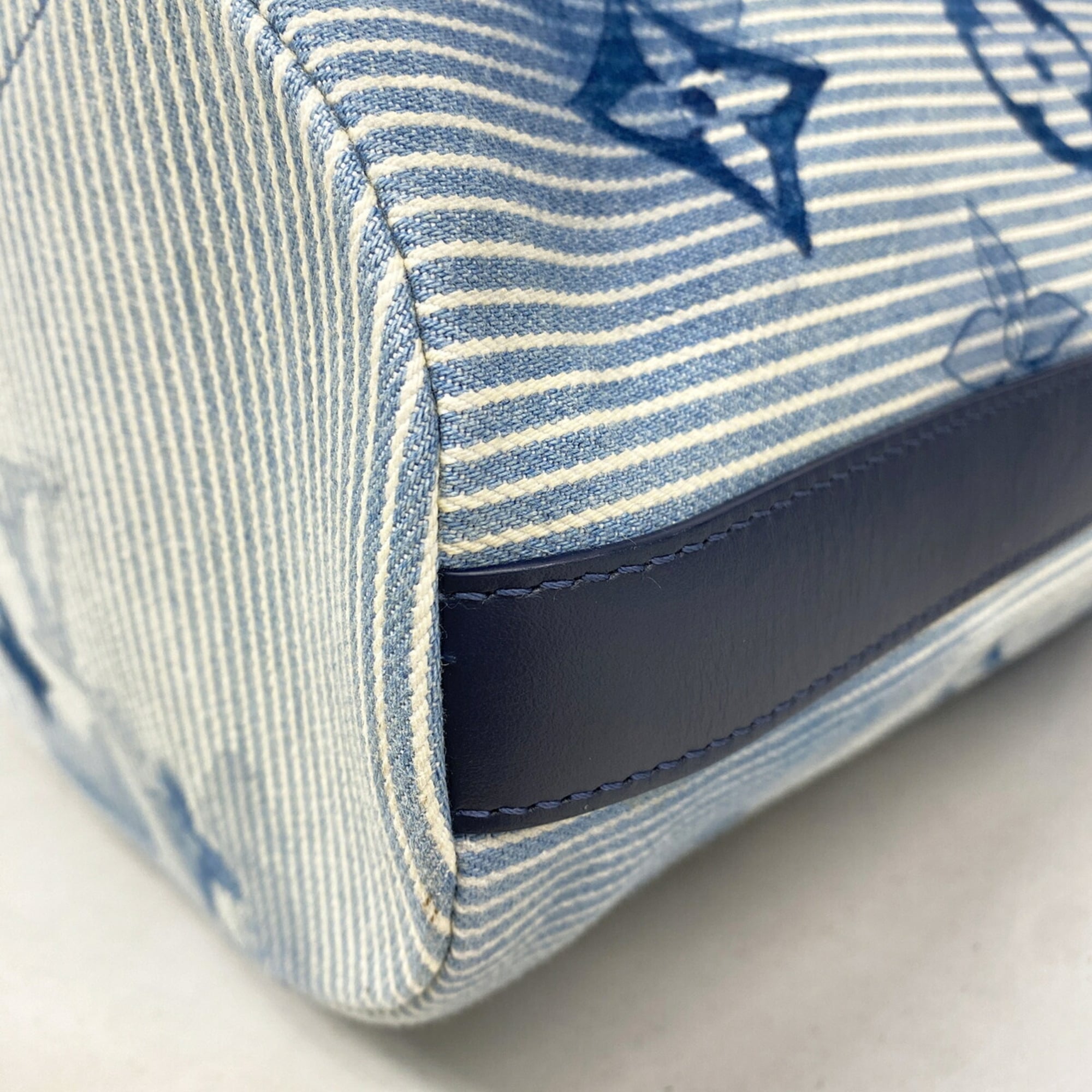 Louis Vuitton Blue Shoulder Bag (Pre-Owned)