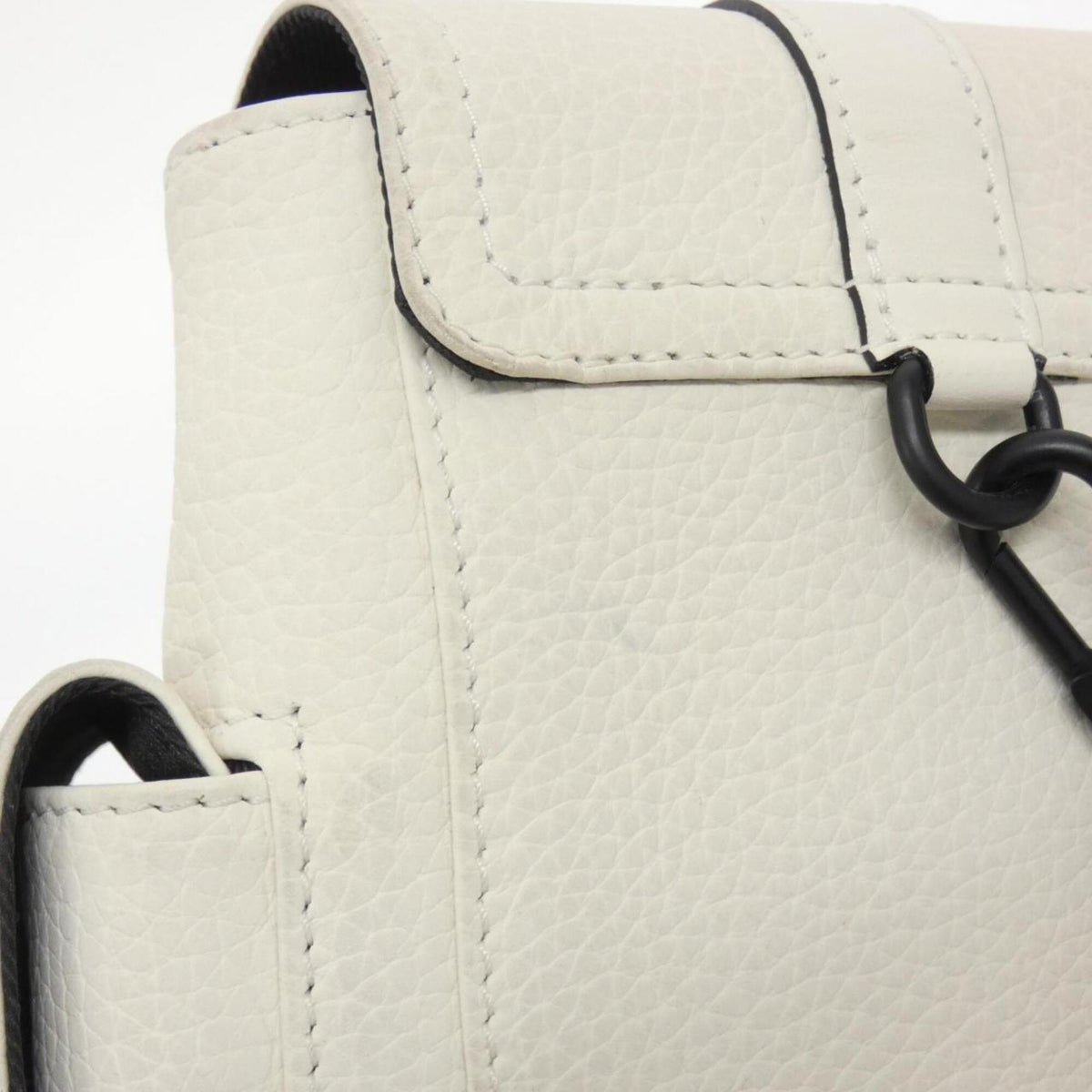 Louis Vuitton Blanc Shoulder Bag (Pre-Owned)