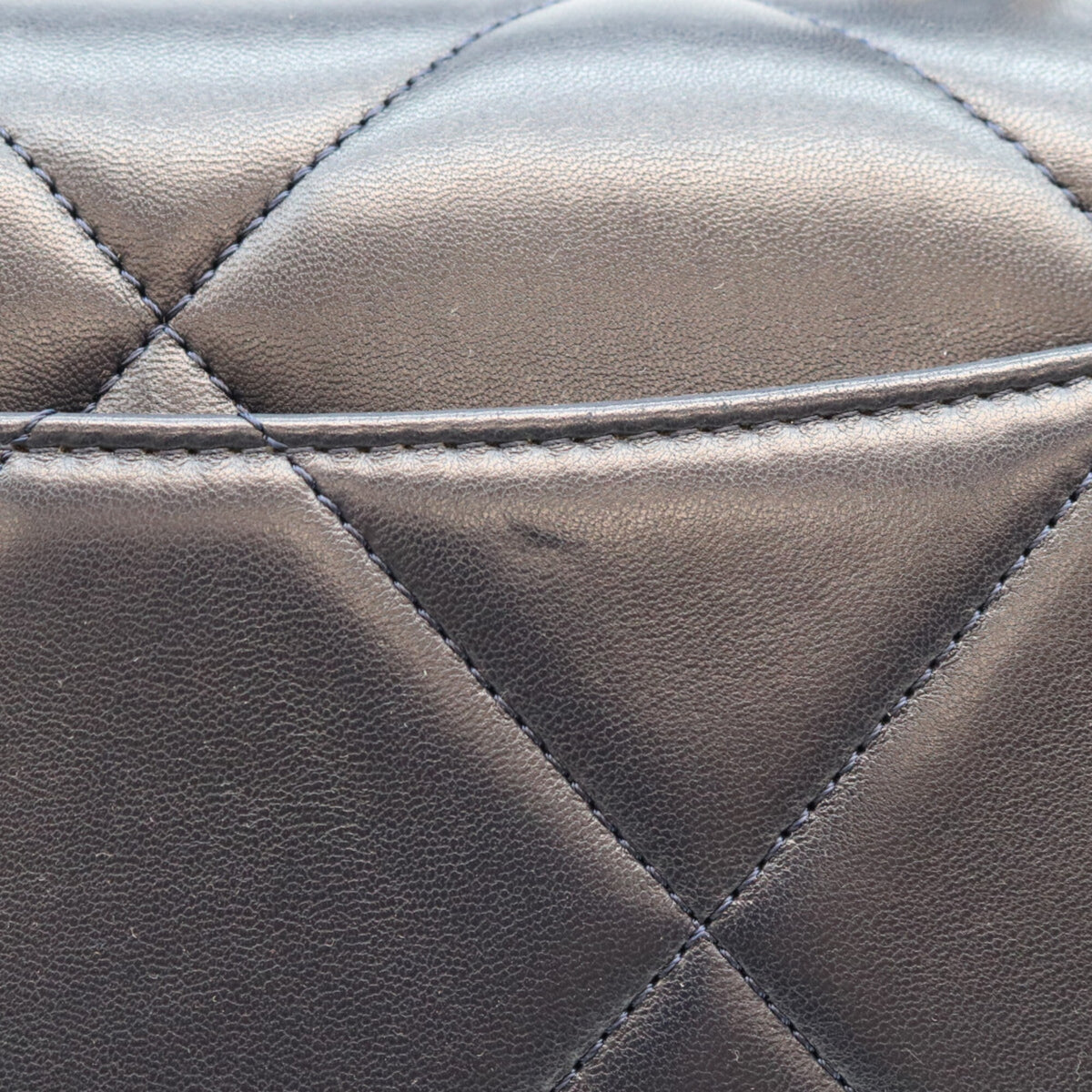 Chanel Black Leather Shoulder Bag (Pre-Owned)
