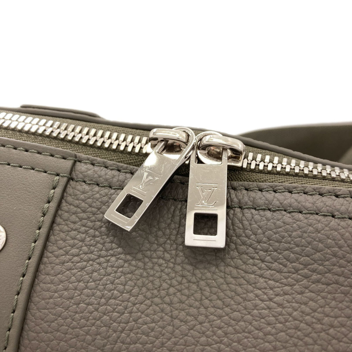 Louis Vuitton Khaki Leather Shoulder Bag (Pre-Owned)