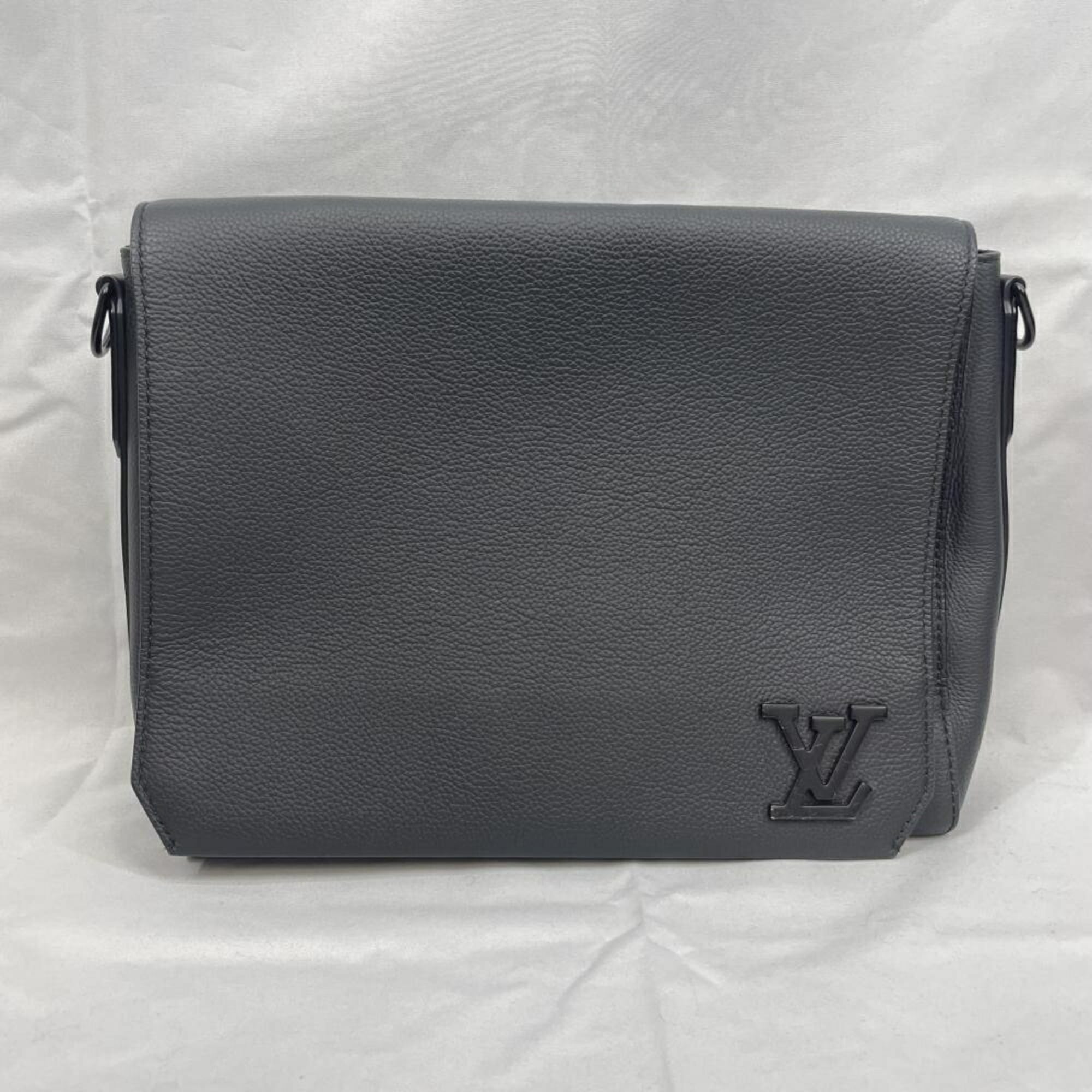 Louis Vuitton Blue Shoulder Bag (Pre-Owned)