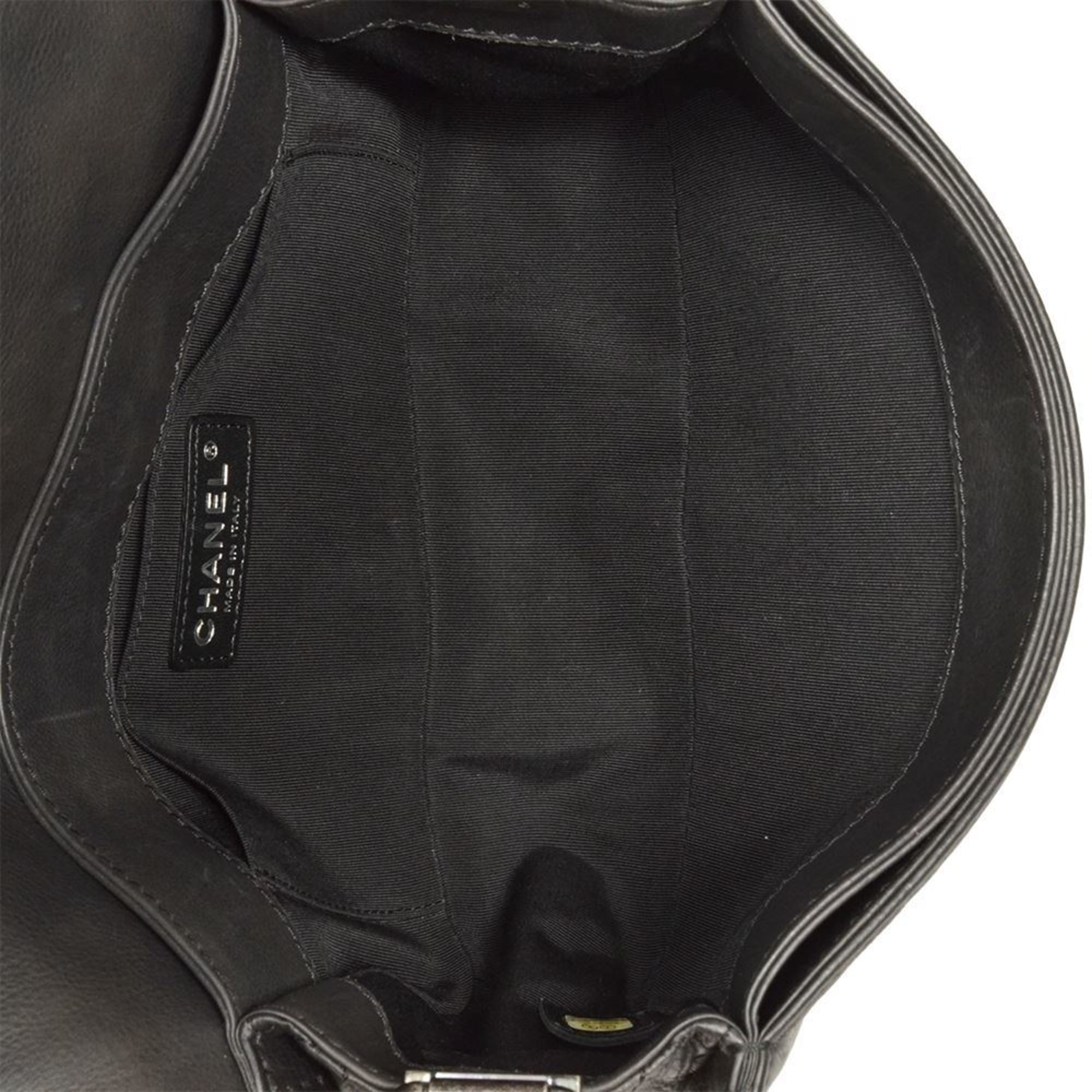 Chanel Black Leather Shoulder Bag (Pre-Owned)