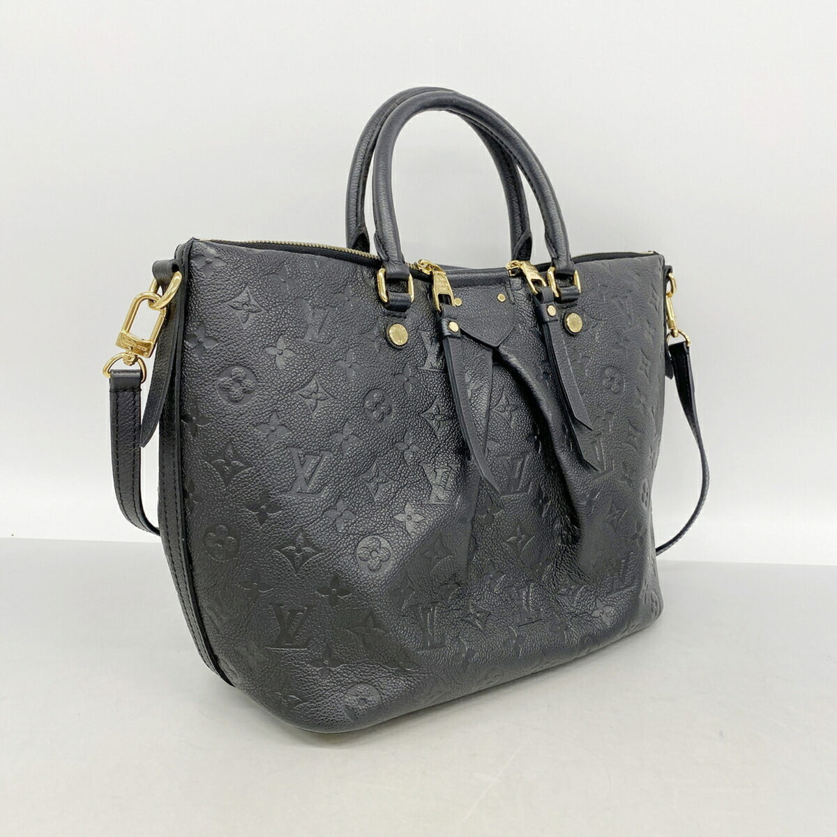 Louis Vuitton Noir Handbag (Pre-Owned)