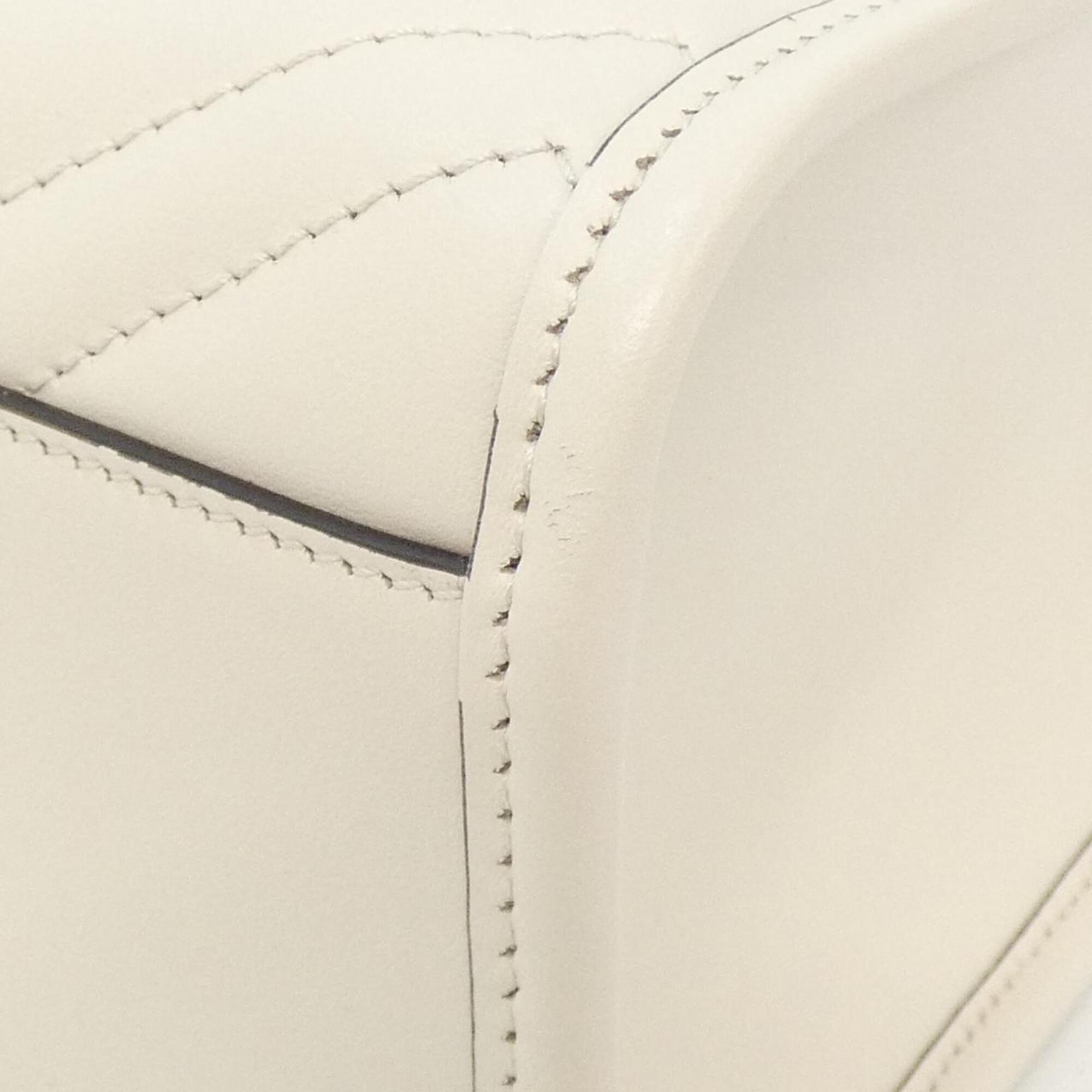 Gucci White Quilting Leather Shoulder Bag (Pre-Owned)