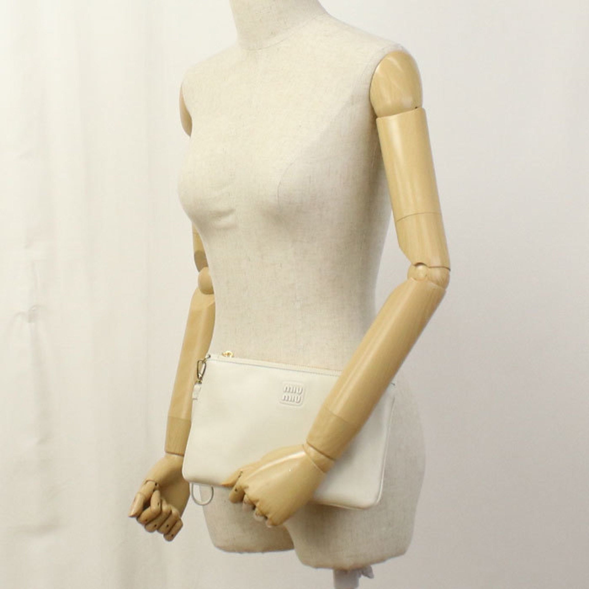 Miu Miu White Leather Clutch Bag (Pre-Owned)