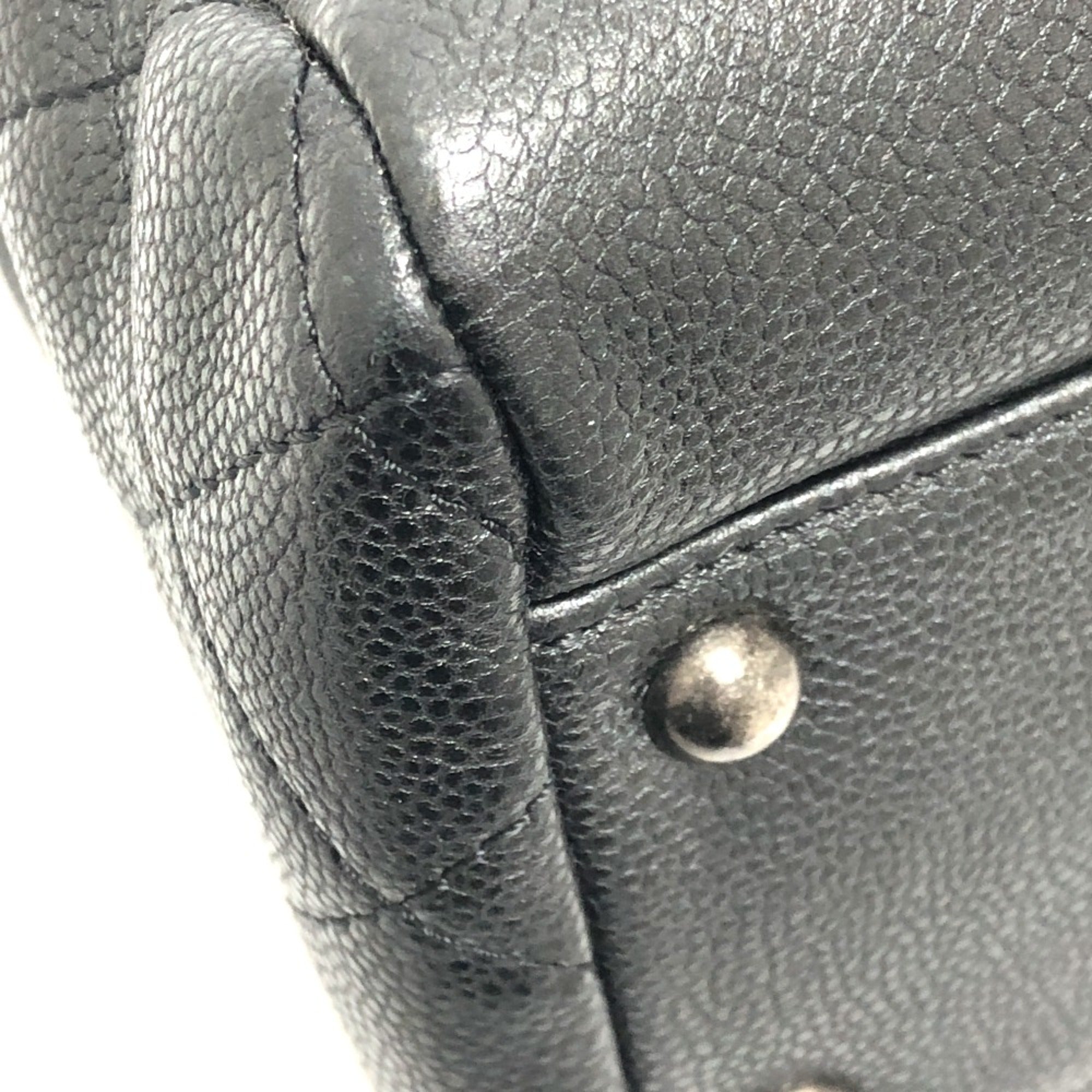 Chanel Black Leather Shoulder Bag (Pre-Owned)