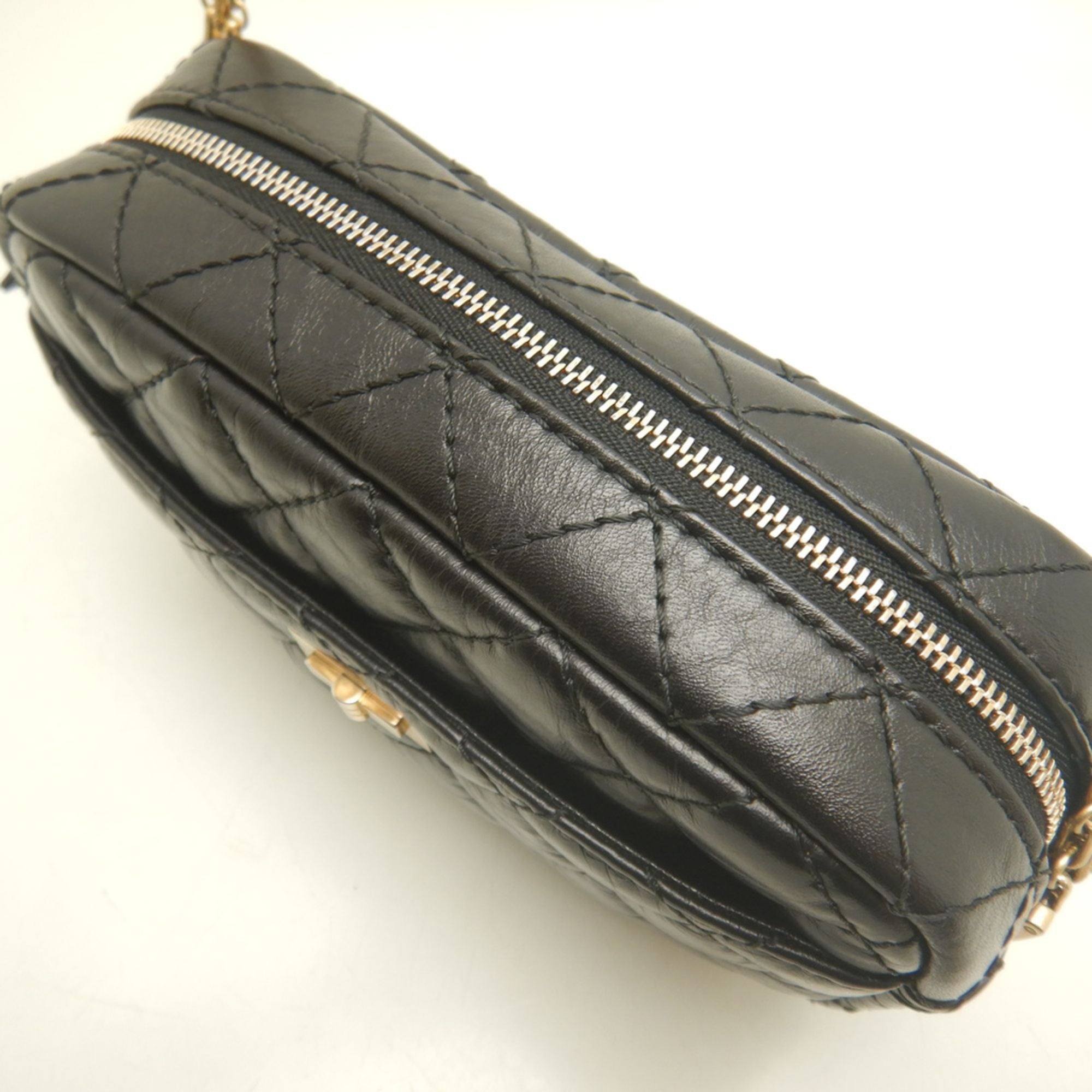 Chanel Black Leather Shoulder Bag (Pre-Owned)