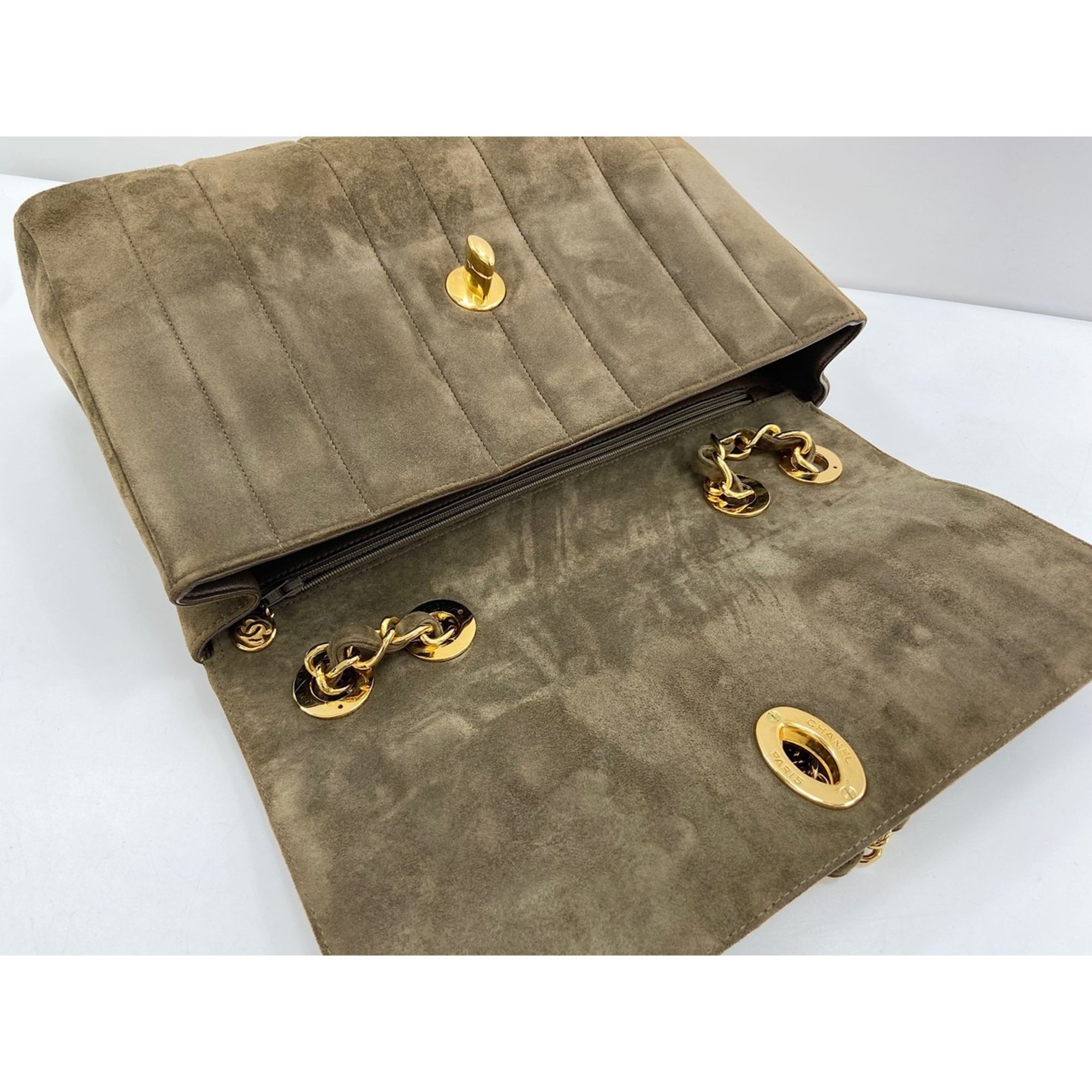 Chanel Green Shoulder Bag (Pre-Owned)