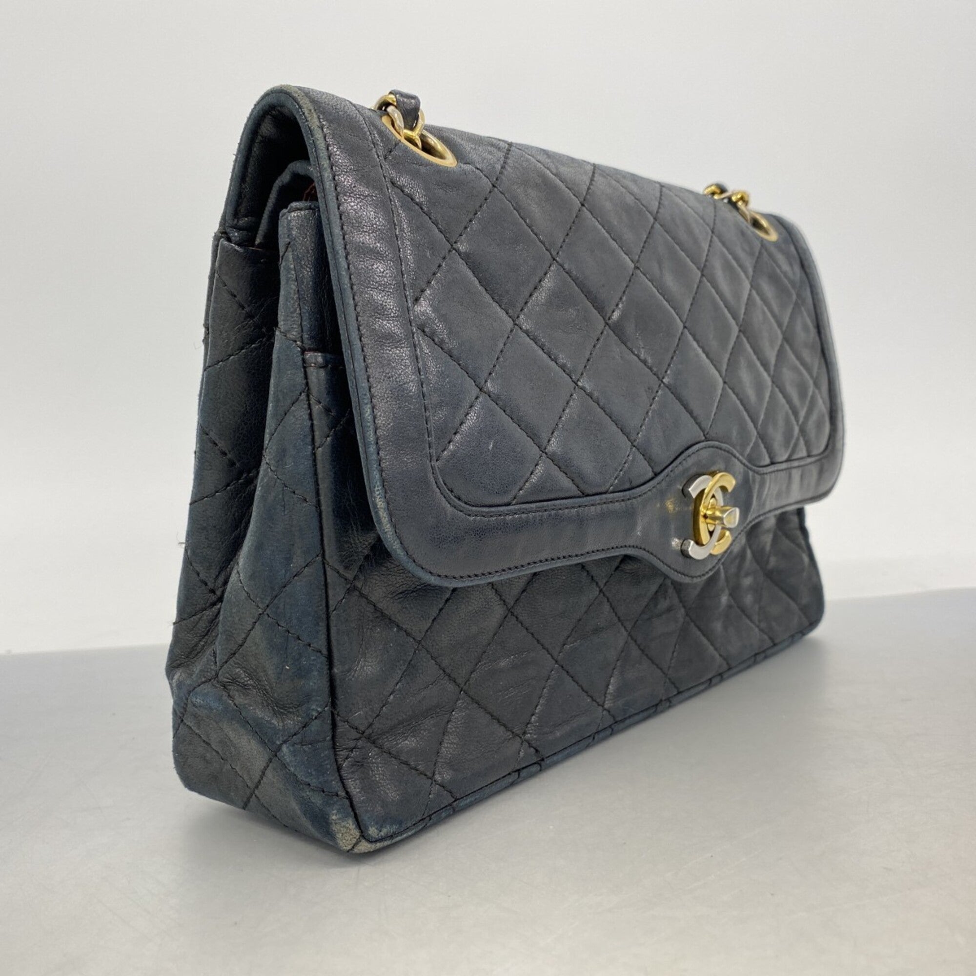 Chanel Black Leather Shoulder Bag (Pre-Owned)
