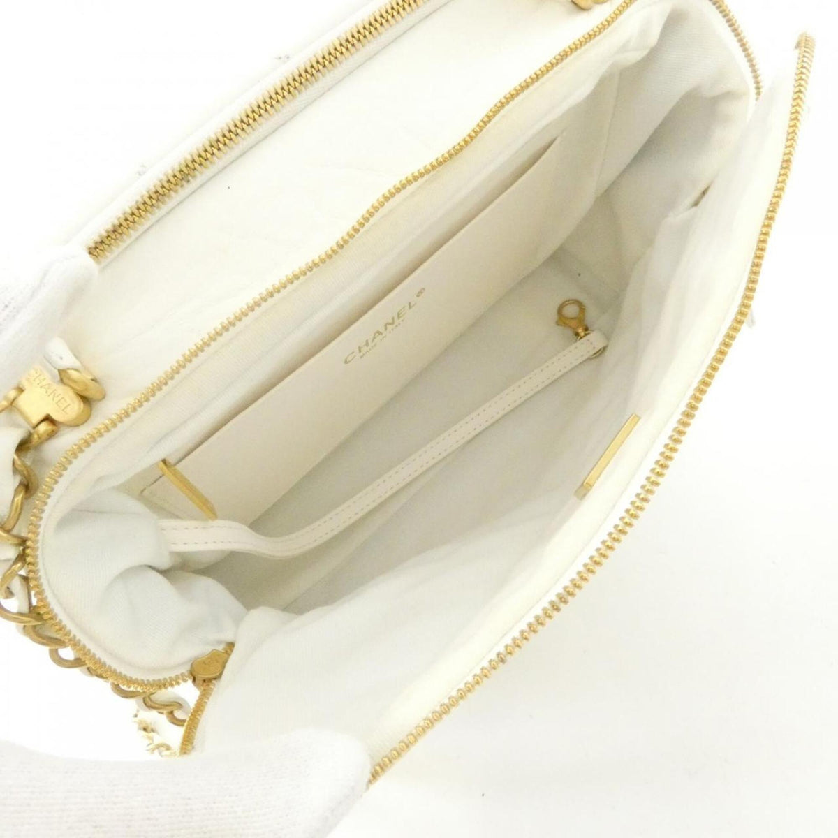 Chanel White Leather Handbag (Pre-Owned)