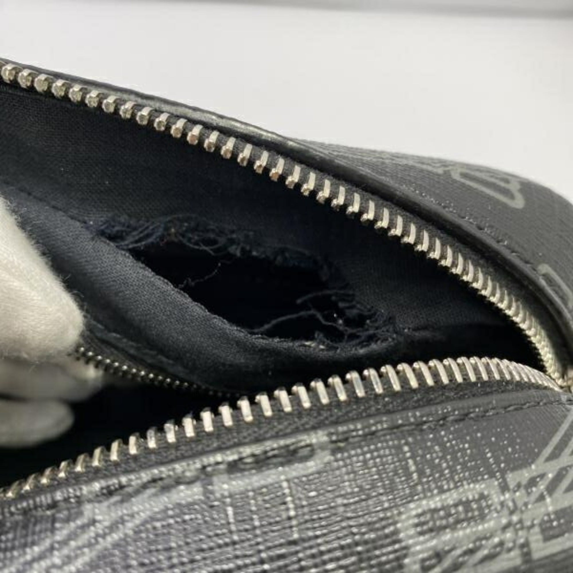 Balenciaga Black Leather Shoulder Bag (Pre-Owned)