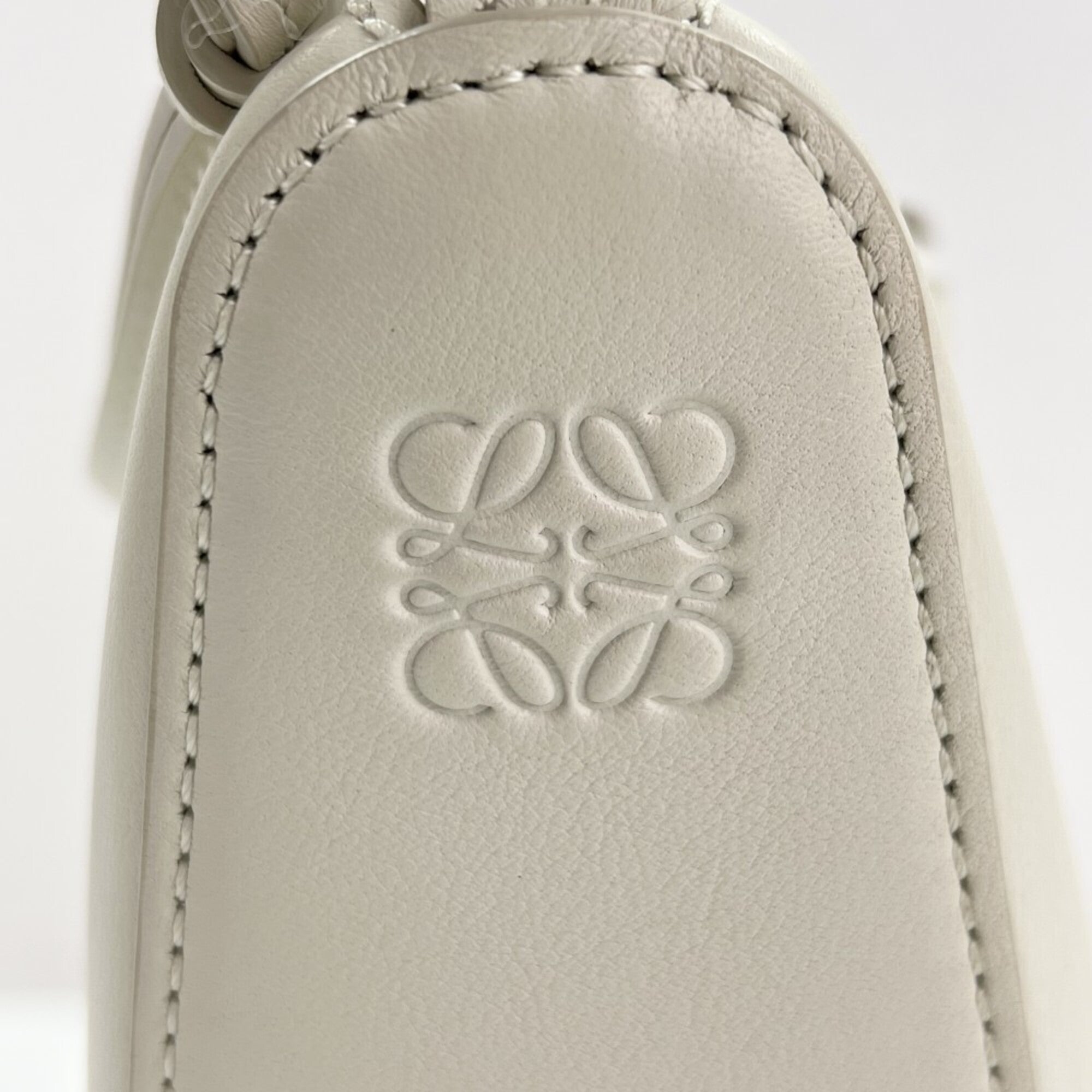 Loewe White Leather Handbag Shoulder Bag (Pre-Owned)