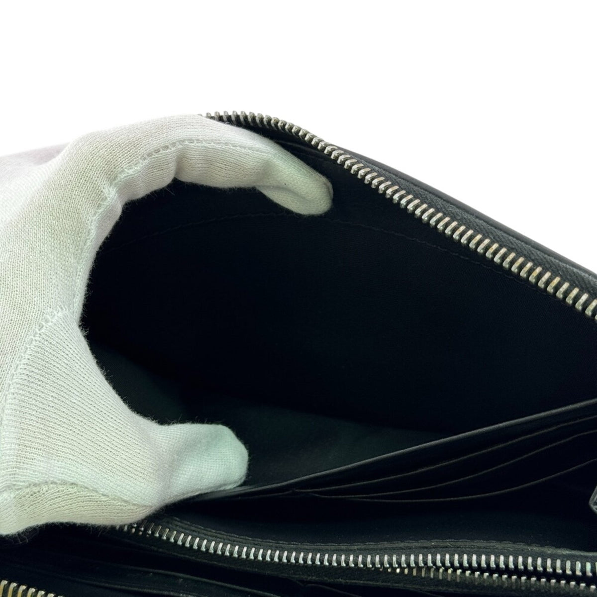 Valentino Garavani Black Leather Long Wallet (Bi-Fold) (Pre-Owned)