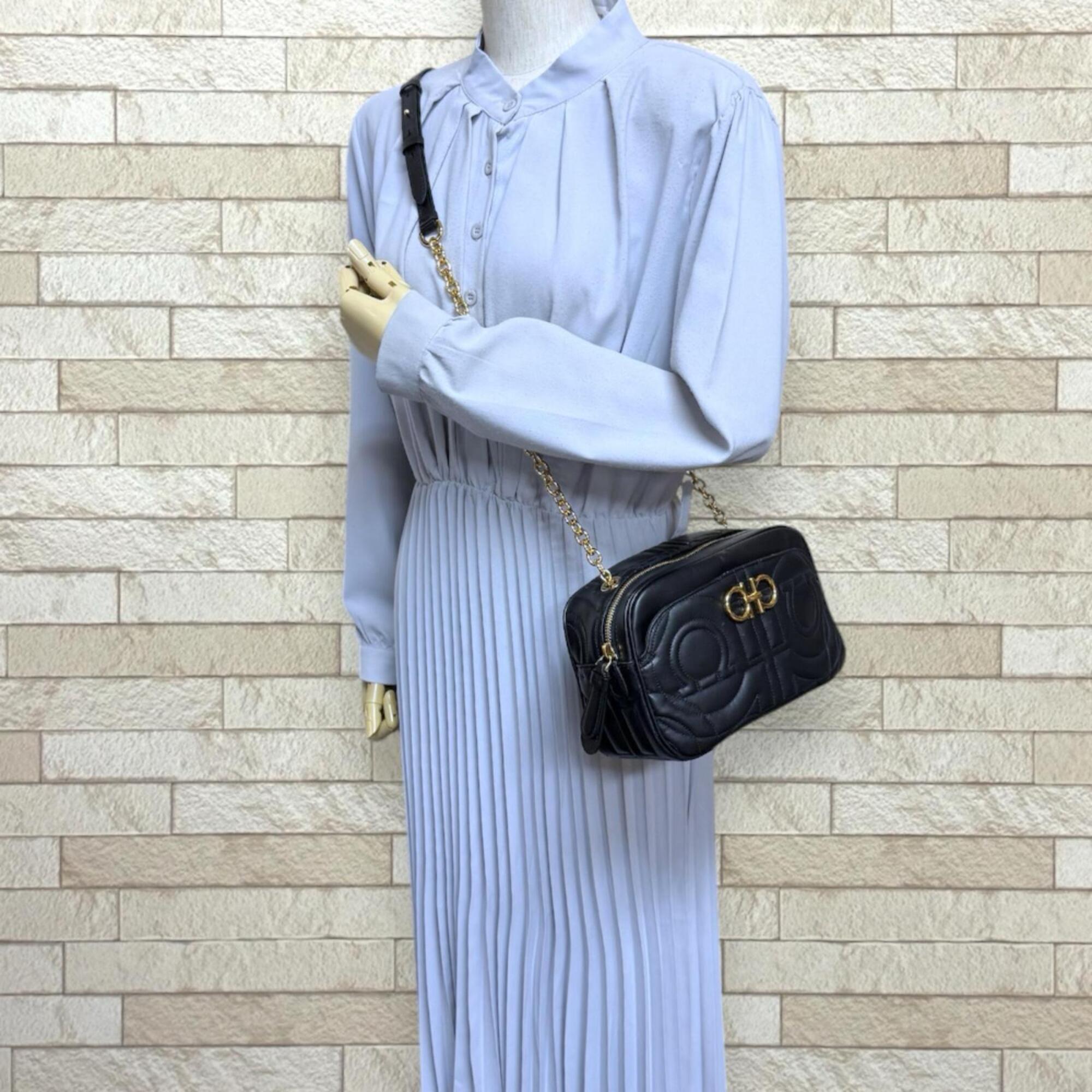Salvatore Ferragamo Black Leather Shoulder Bag (Pre-Owned)