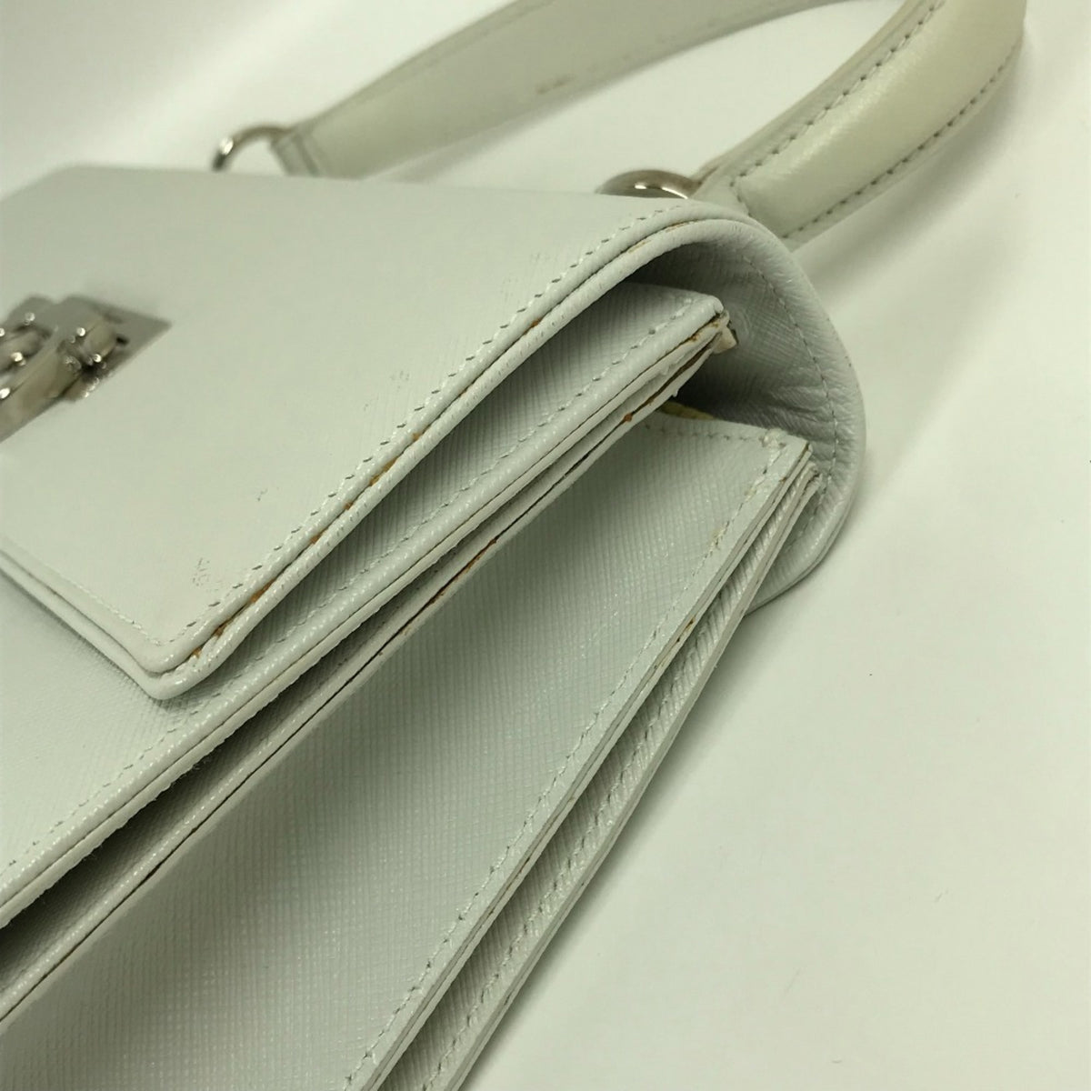 Salvatore Ferragamo Gancini White Leather Handbag Shoulder Bag (Pre-Owned)