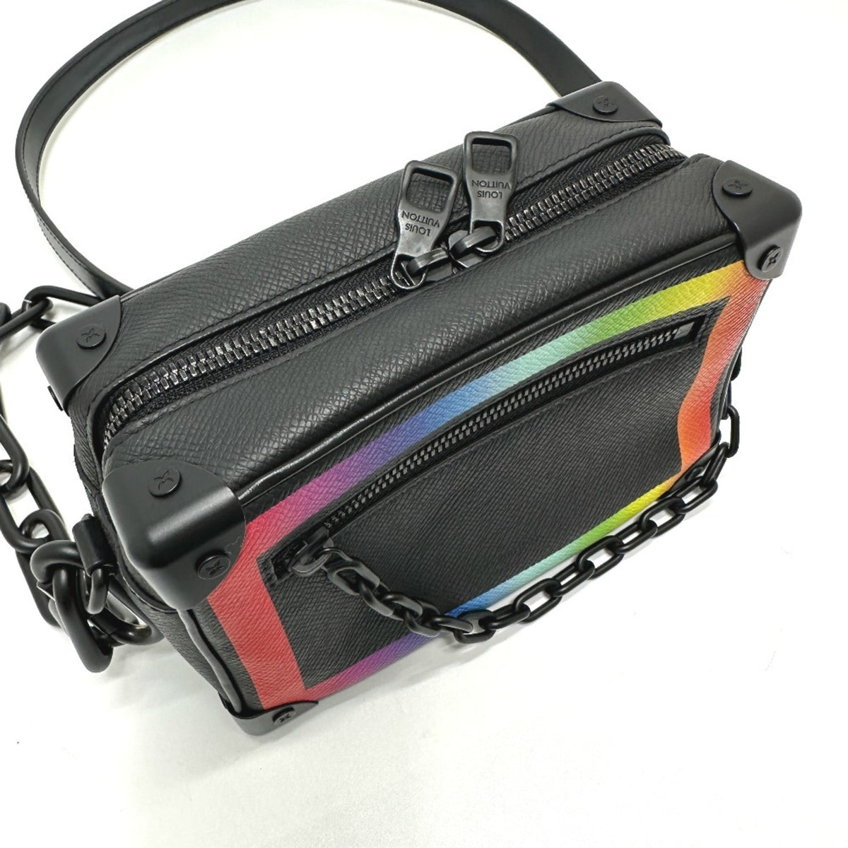 Louis Vuitton Taiga Black Taiga Leather Shoulder Bag (Pre-Owned)