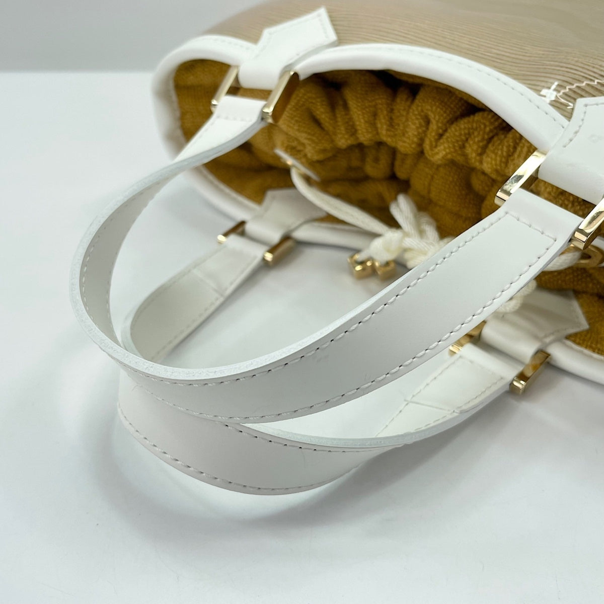 Louis Vuitton White Handbag (Pre-Owned)