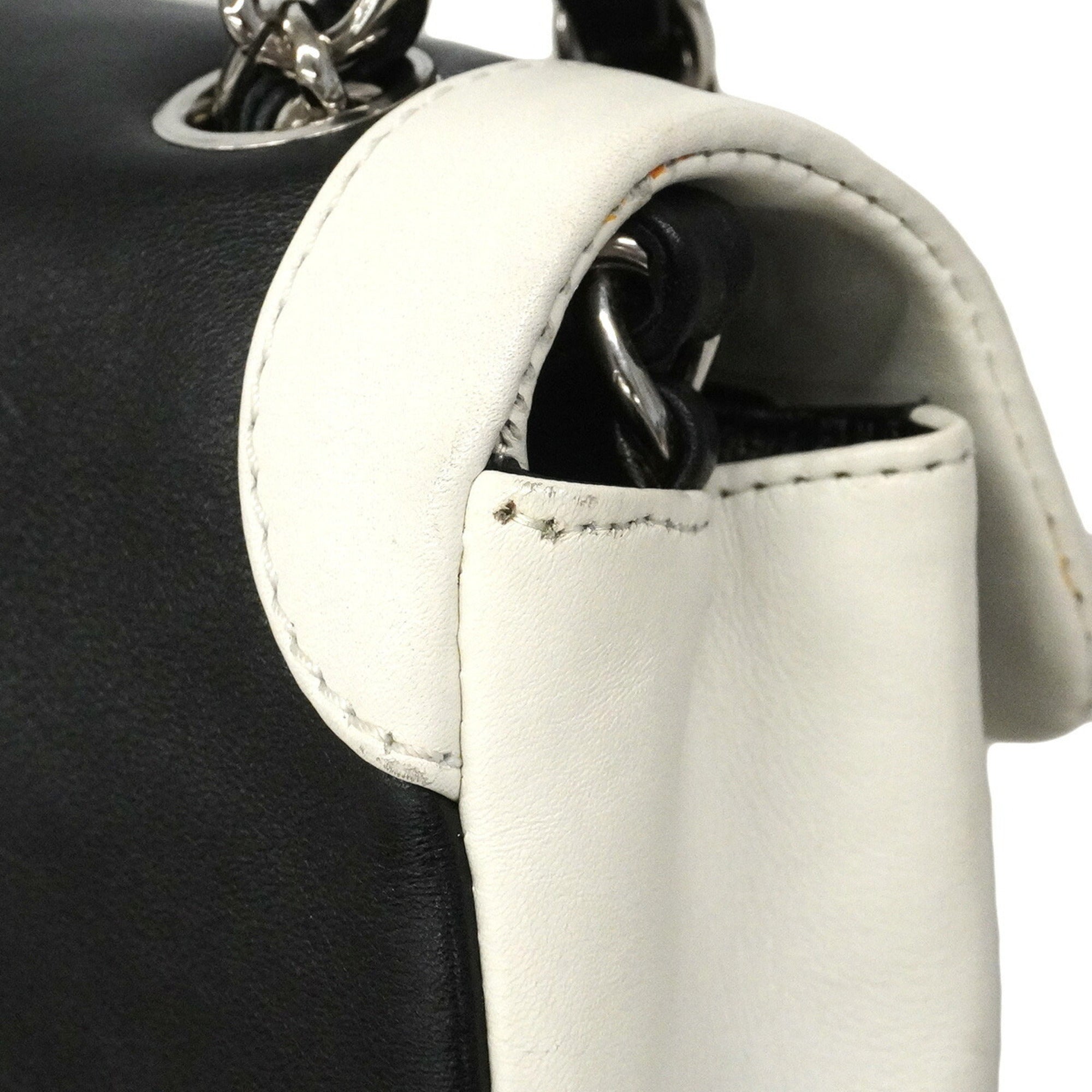 Chanel Black White Leather Shoulder Bag (Pre-Owned)