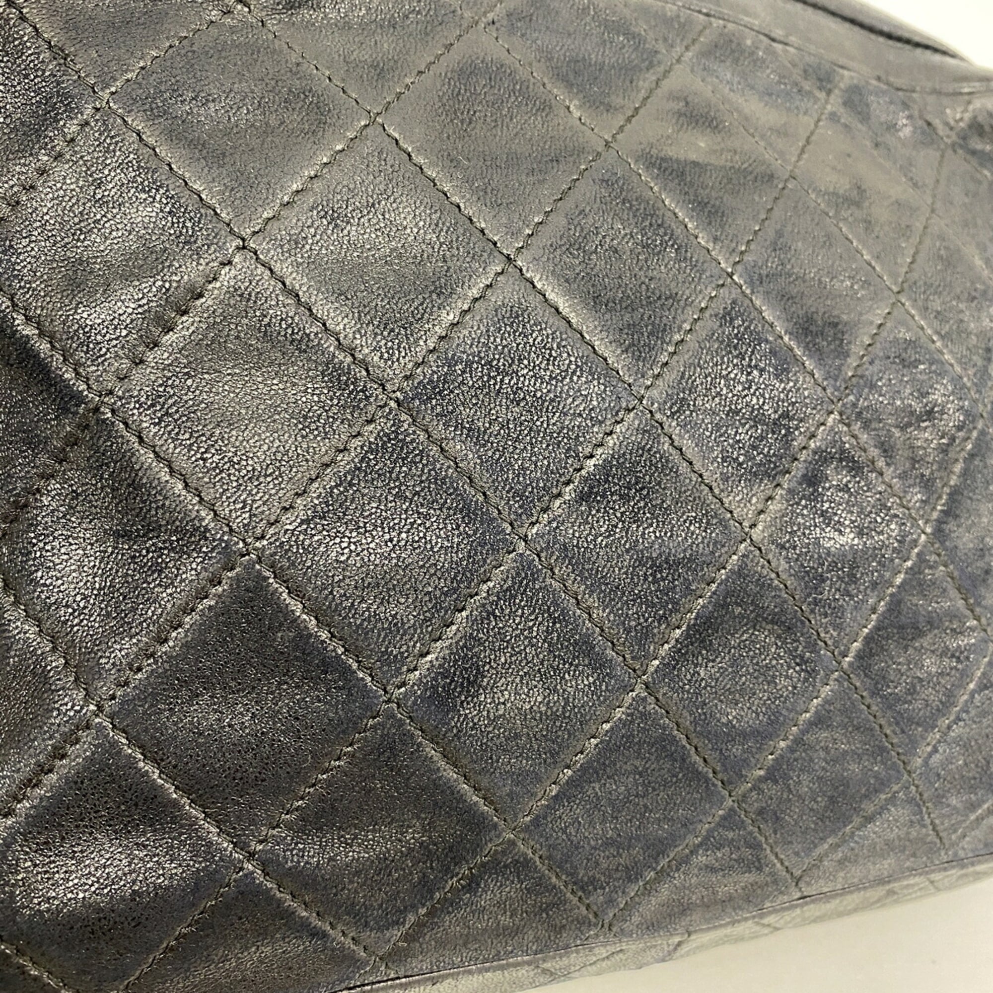 Chanel Black Leather Shoulder Bag (Pre-Owned)