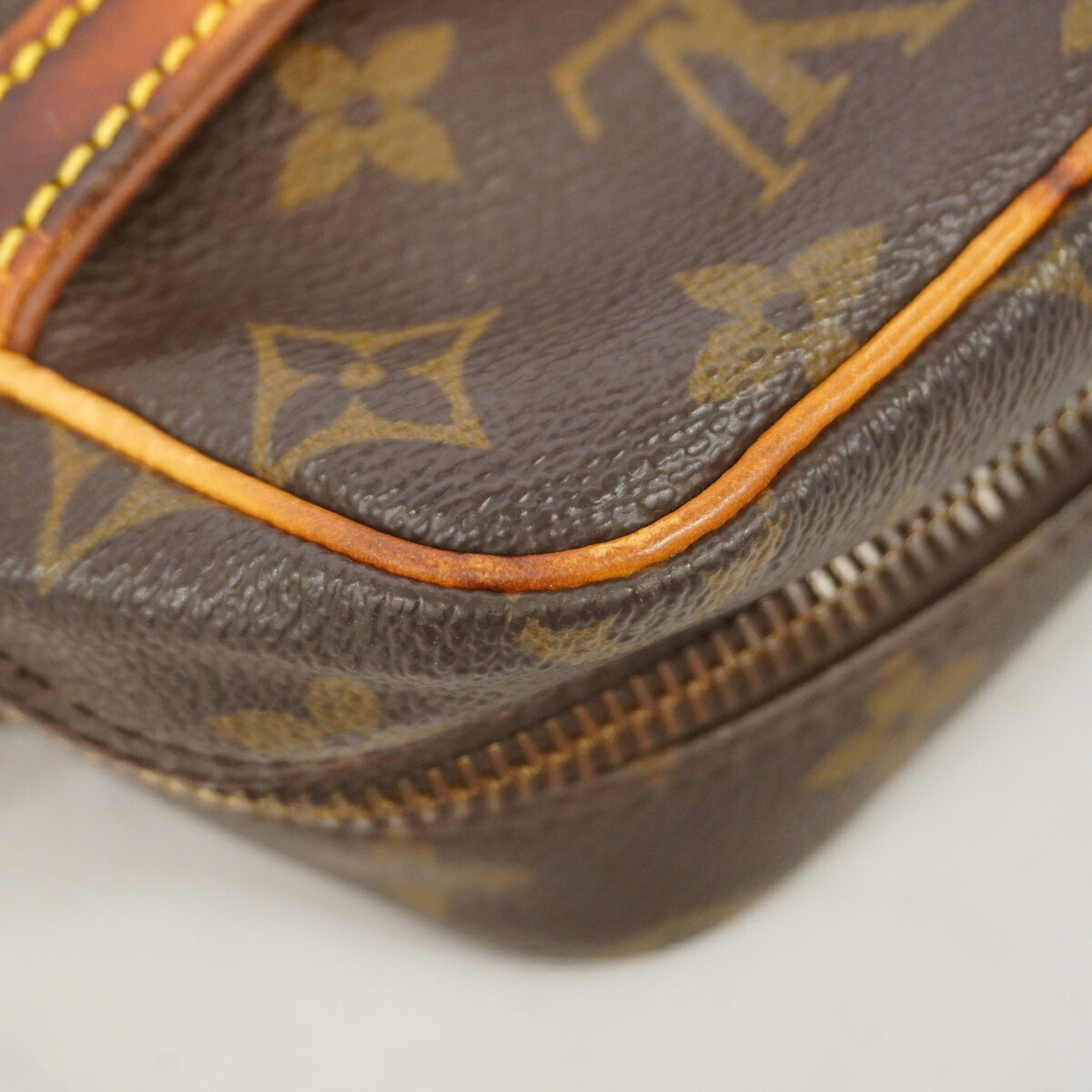 Louis Vuitton Brown Shoulder Bag (Pre-Owned)