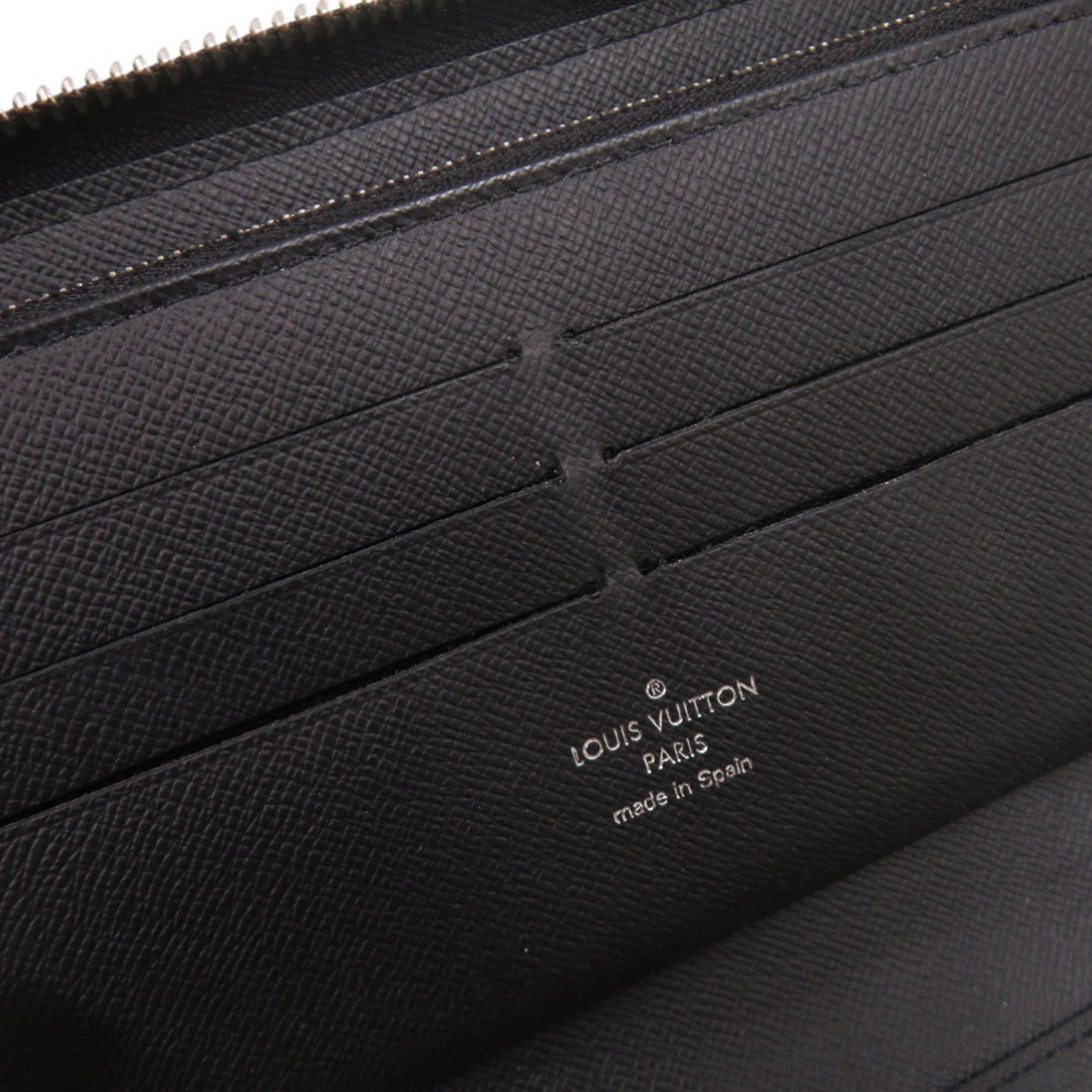 Louis Vuitton Black Taiga Leather Long Wallet (Bi-Fold) (Pre-Owned)