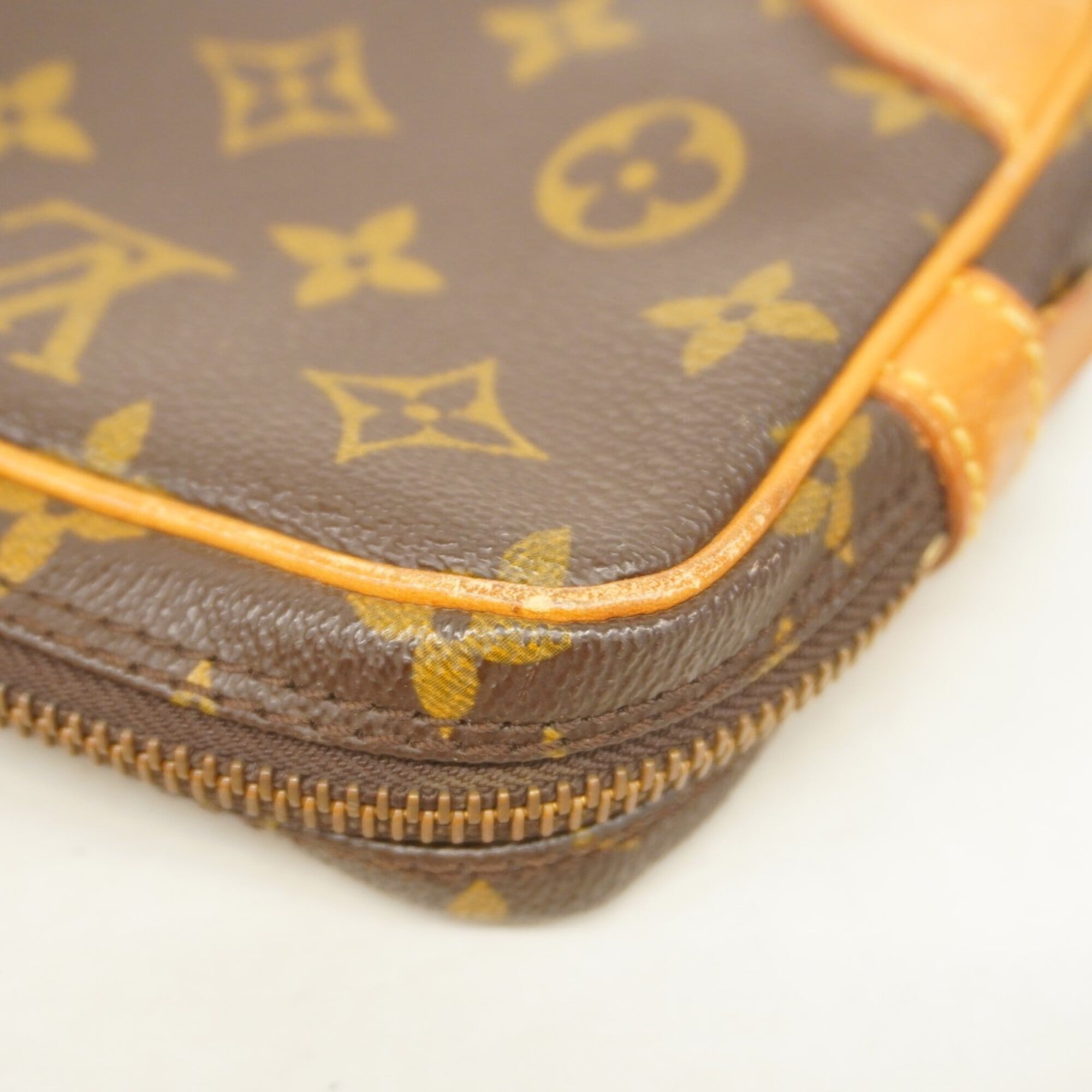 Louis Vuitton Brown Clutch Bag (Pre-Owned)