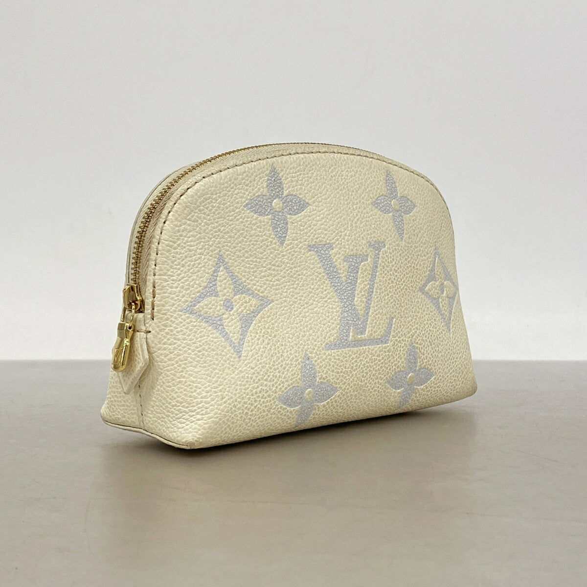 Louis Vuitton White Pouch (Pre-Owned)
