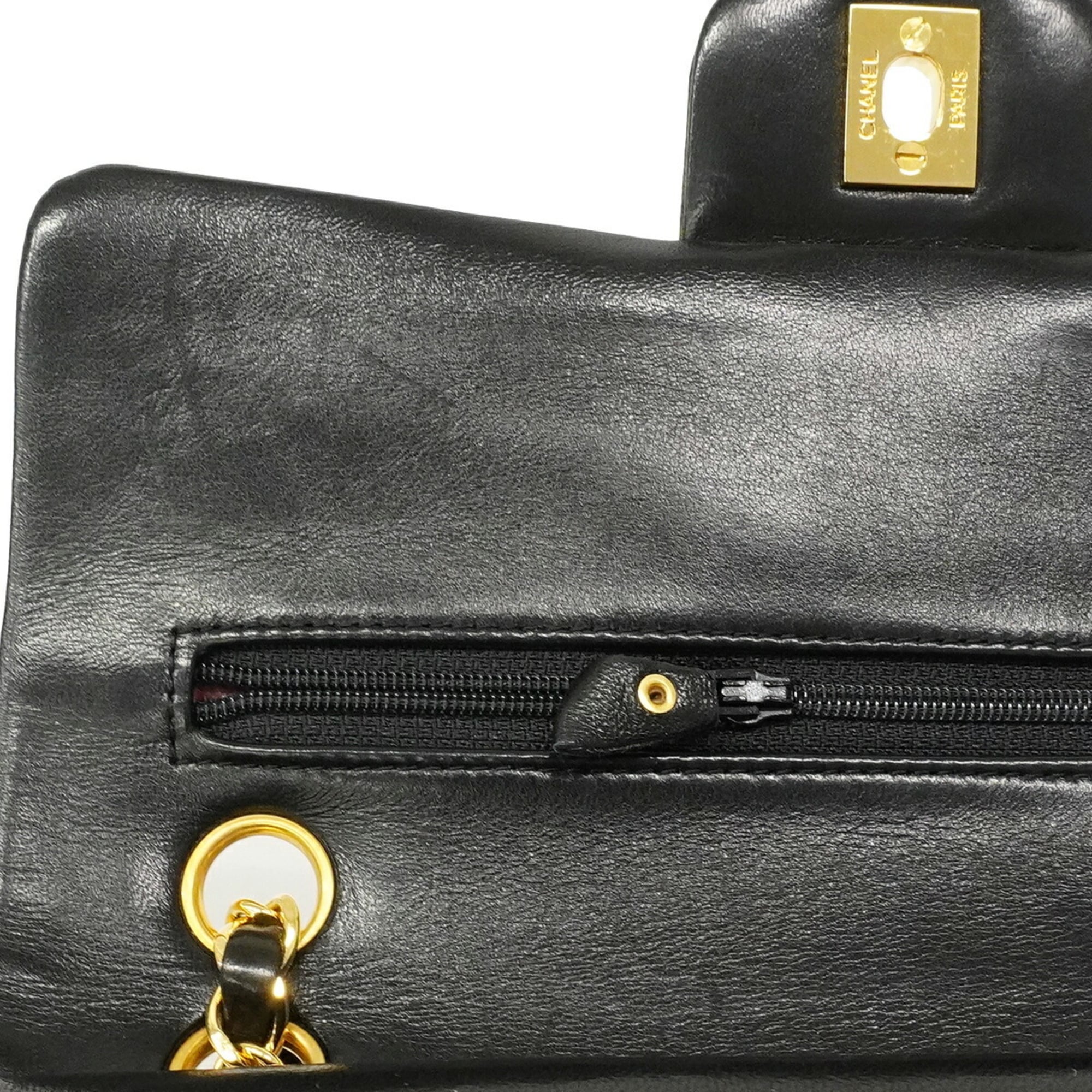 Chanel Black Leather Shoulder Bag (Pre-Owned)